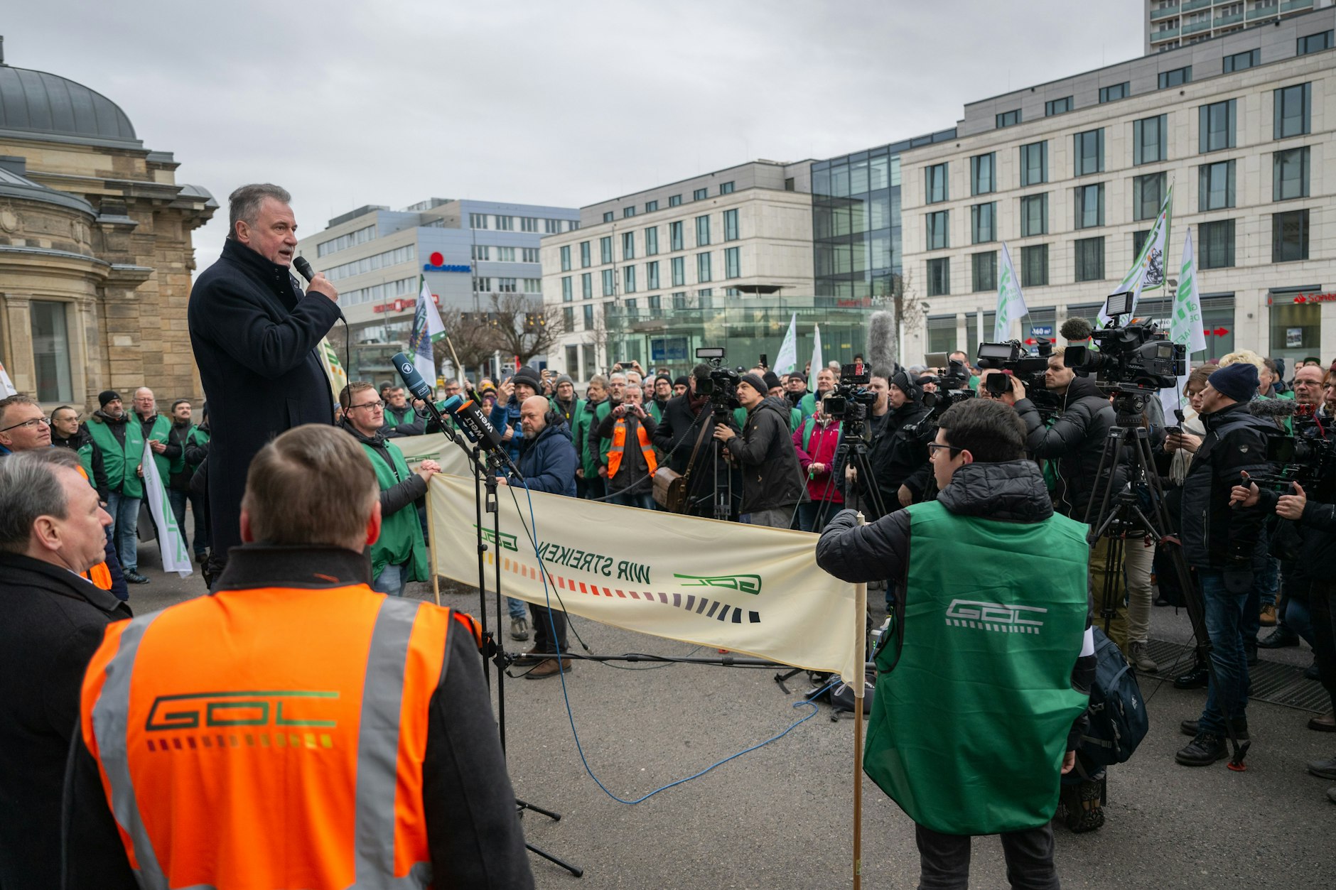 Dresden: Claus Weselsky, Vorsitzender der Gewerkschaft Deutscher Lokomotivführer (GDL), spricht bei einer Kundgebung vor dem Hauptbahnhof zu GDL-Mitgliedern.