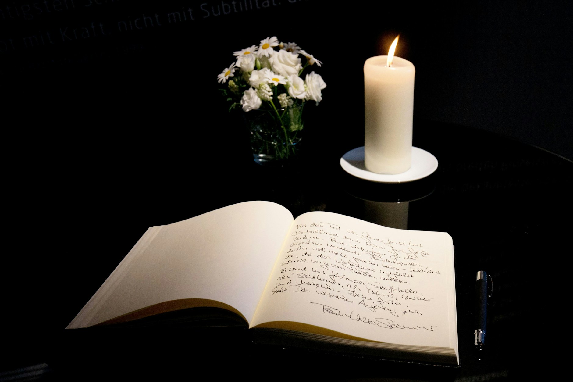 Hier der Eintrag des damaligen Bundesaußenministers Steinmeier (SPD) zum Tod des Schriftstellers Günter Grass 2015 im Kondolenzbuch im Günter-Grass-Haus in Lübeck