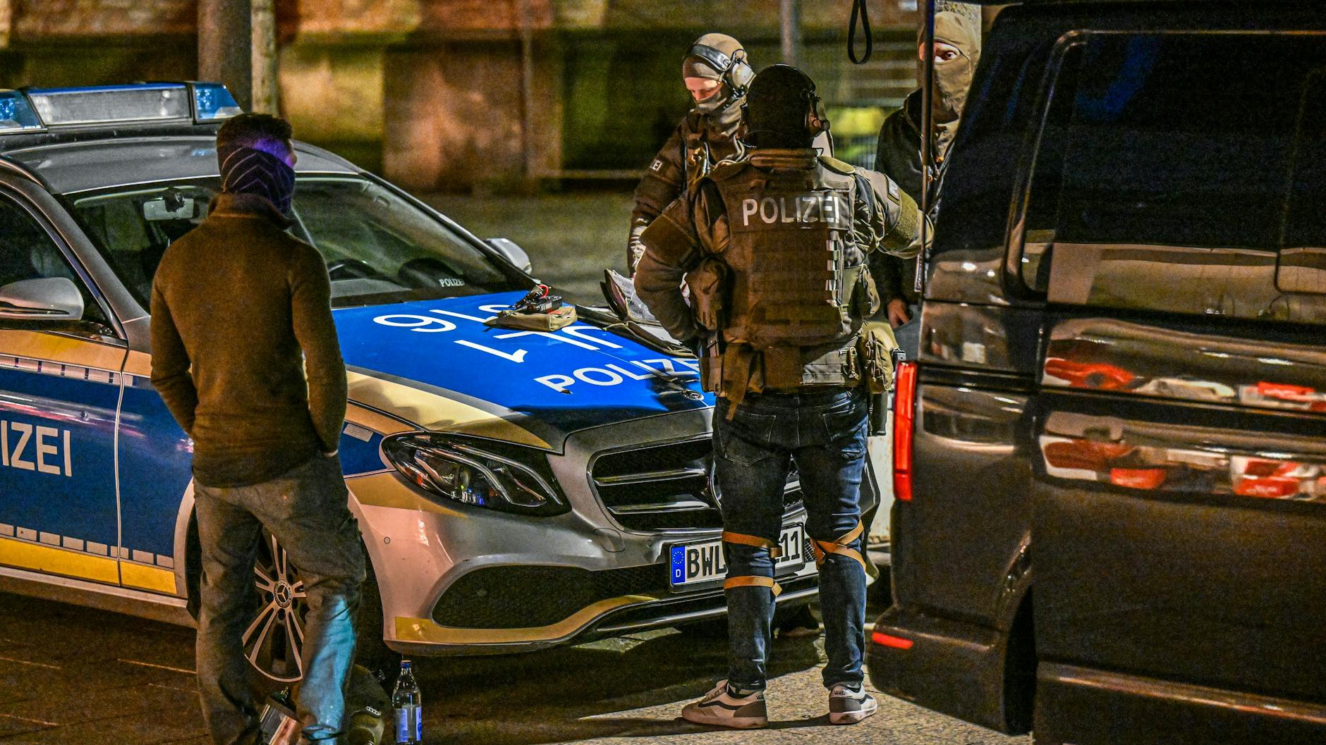 Spezialeinsatzkräfte der Polizei sind am Münsterplatz in Ulm wegen einer Geiselnahme im Einsatz. Am Abend hat die Polizei den Täter festgenommen. Vorher fielen Schüsse.