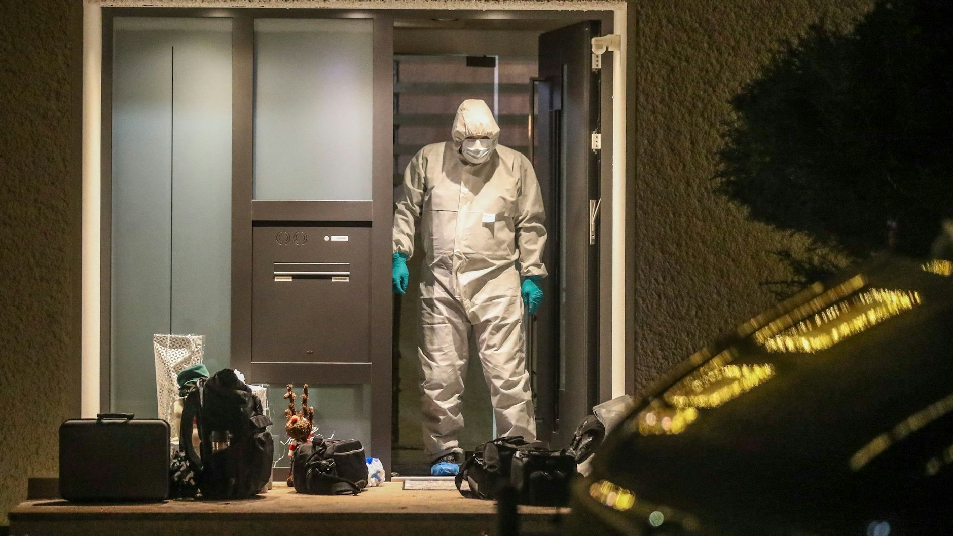 Die Polizei sicherte bis in die Nacht hinein Spuren am Tatort.