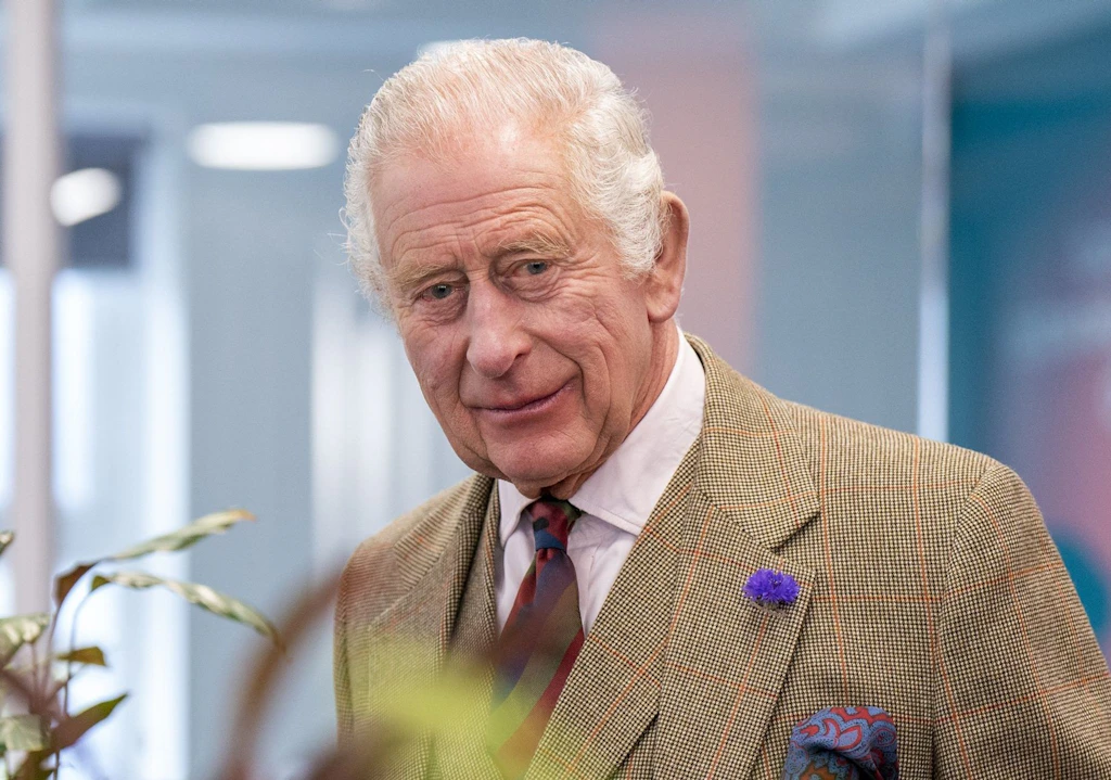 König Charles im Krankenhaus: Monarch musste „unters Messer“