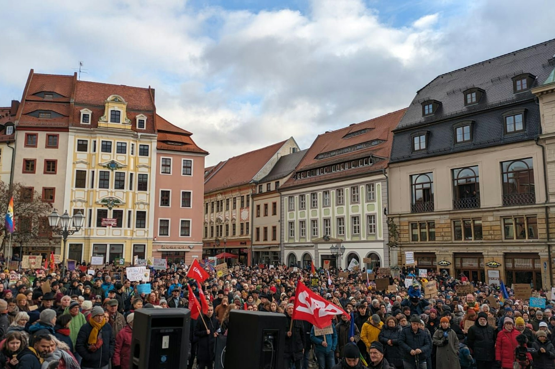 Mindestens 1500 Menschen versammelten sich am Samstag in Bautzen, um dort gegen Rechtsextremismus und Abschiebe-Pläne rechter Parteien zu demonstrieren.
