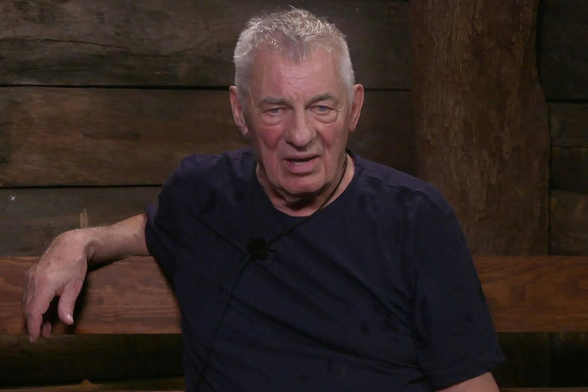 Heinz Hoenig darf im Dschungelcamp nicht an den Prüfungen teilnehmen - vielen Zuschauern ist das ein Dorn im Auge.