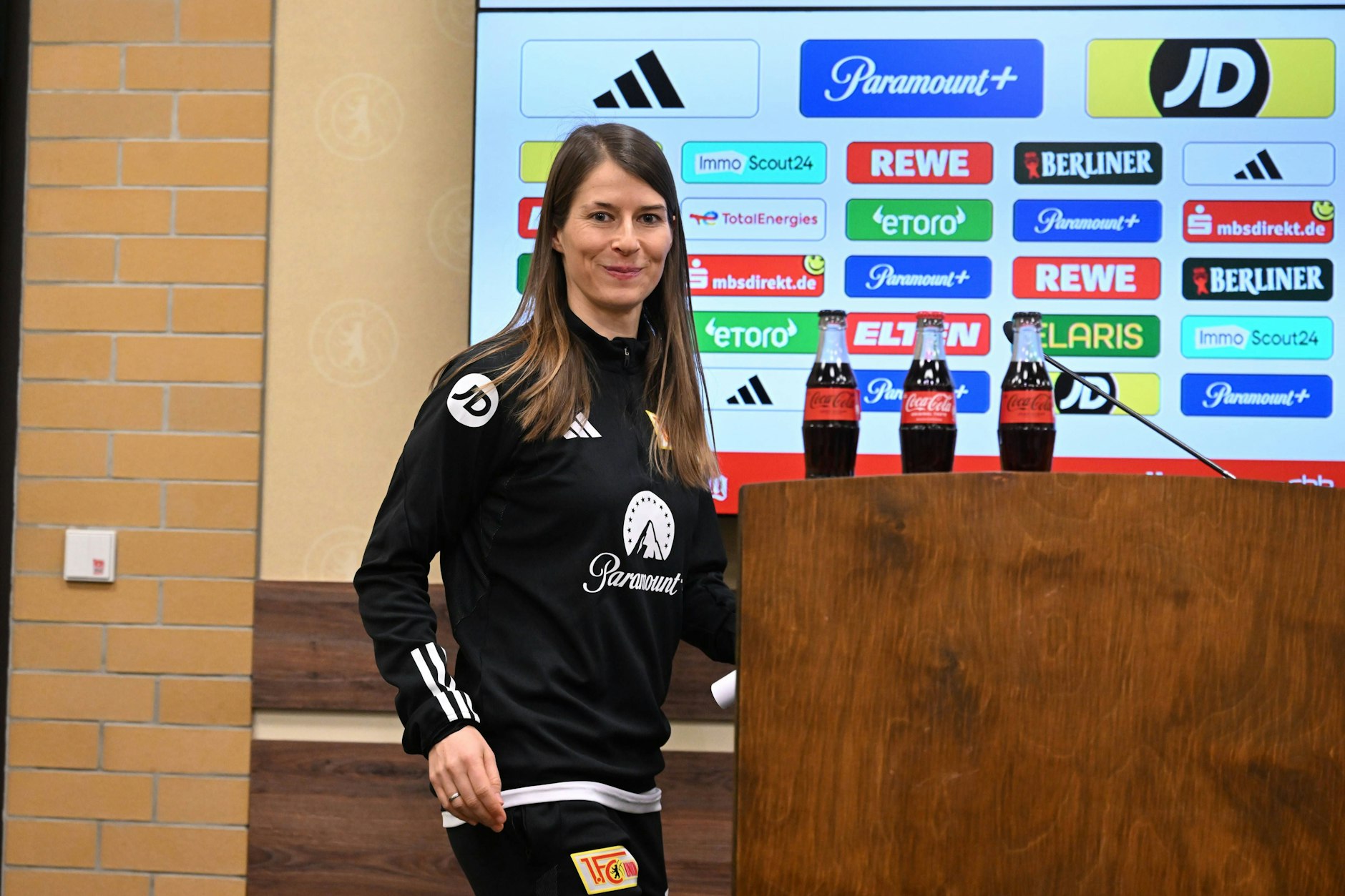 Unions Co-Trainerin Marie-Louise Eta übernahm bei der Pressekonferenz das Wort für den gesperrten Chefcoach Nenad Bjelica.