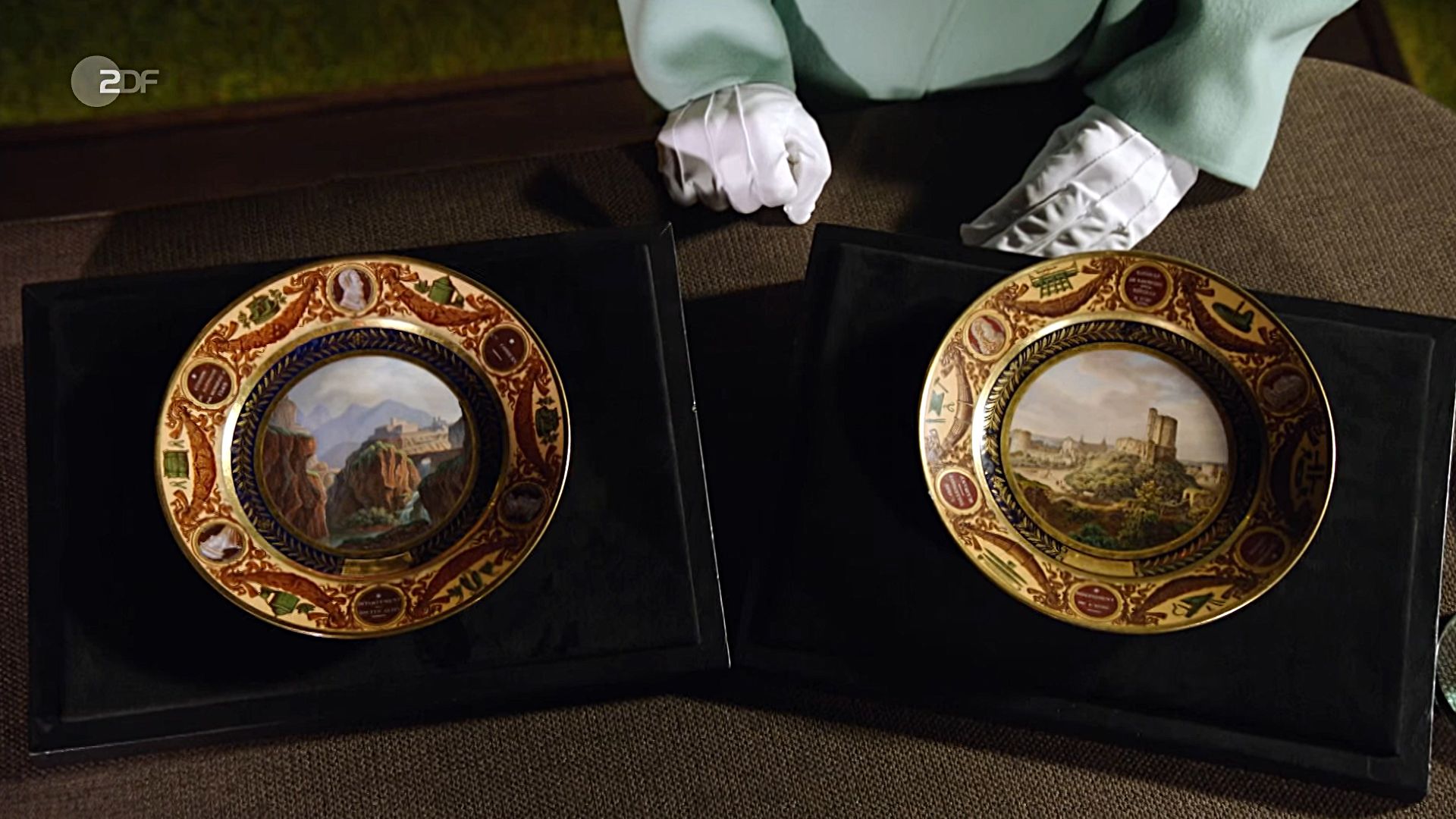 Image - Weltsensation bei „Bares für Rares“: DARUM sind diese Teller so teuer wie ein Neuwagen!