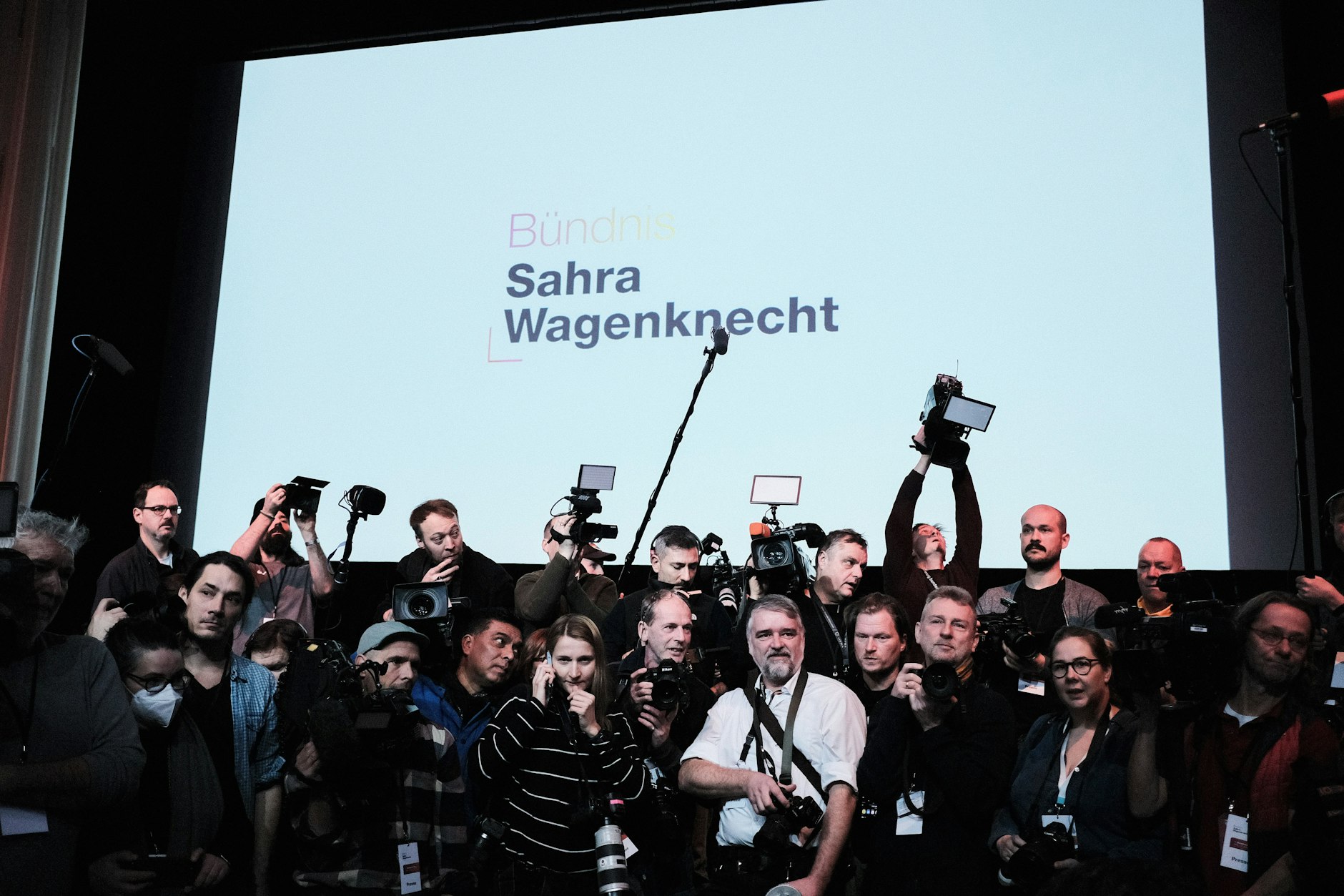 Viele Medienvertreter sind anwesend.