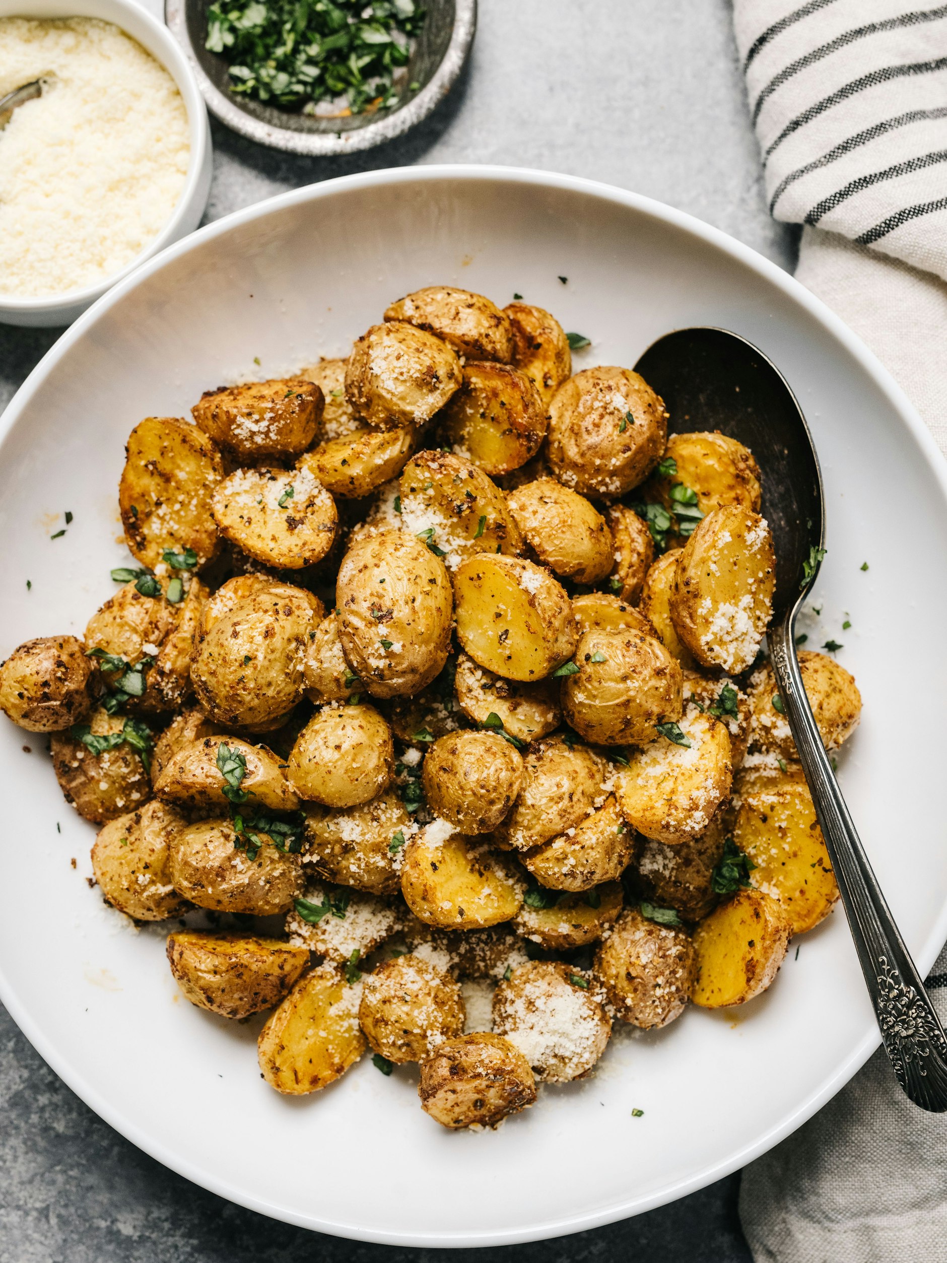 Die leckeren Knoblauch-Parmesan-Kartoffeln aus dem Ofen sind eine Wucht - und schmecken auch als Beilage zum Braten. Probieren Sie das Rezept aus!