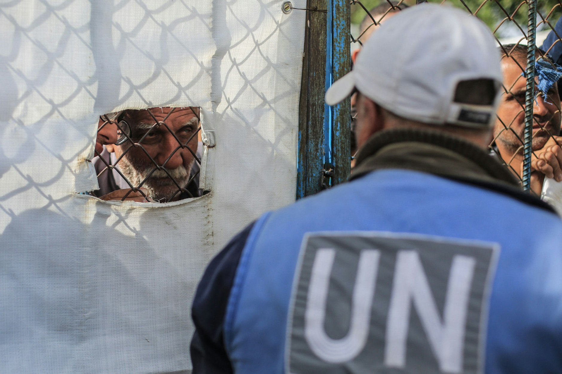 Ein Mitarbeiter der Vereinten Nationen beaufsichtigt, wie Palästinenser im Verteilungszentrum des Hilfswerks der Vereinten Nationen für Palästinaflüchtlinge (UNRWA) Mehlsäcke erhalten. (Symbolbild)