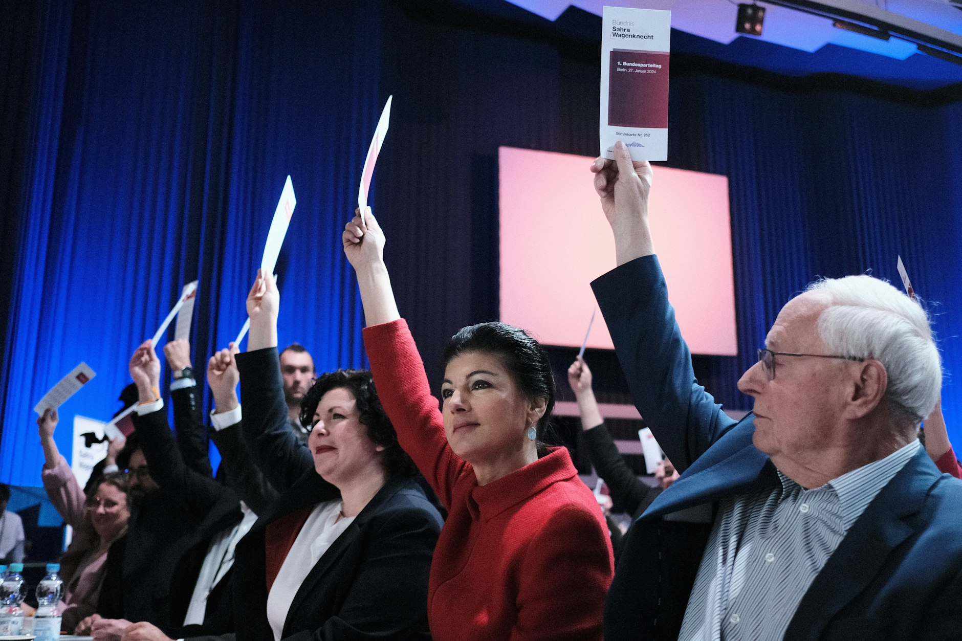 Sahra Wagenknecht und Oskar Lafontaine auf dem Parteitag in Berlin.