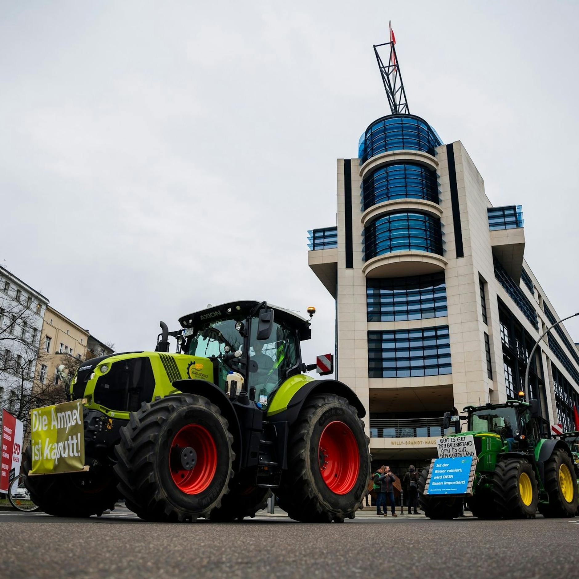 Image - Bauern protestieren mit 250 Traktoren vor Parteizentralen