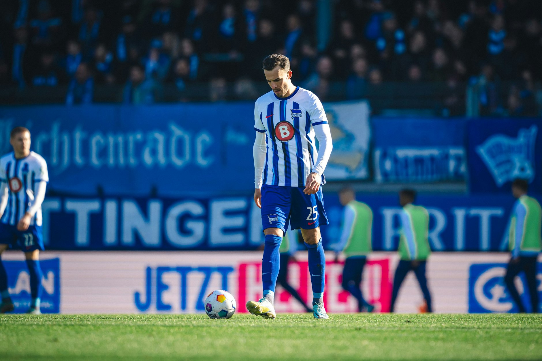 Stürmer Haris Tabakovic ließ nach dem Abpfiff den Kopf hängen. Hertha verliert 1:3 bei Aufsteiger Wehen Wiesbaden.