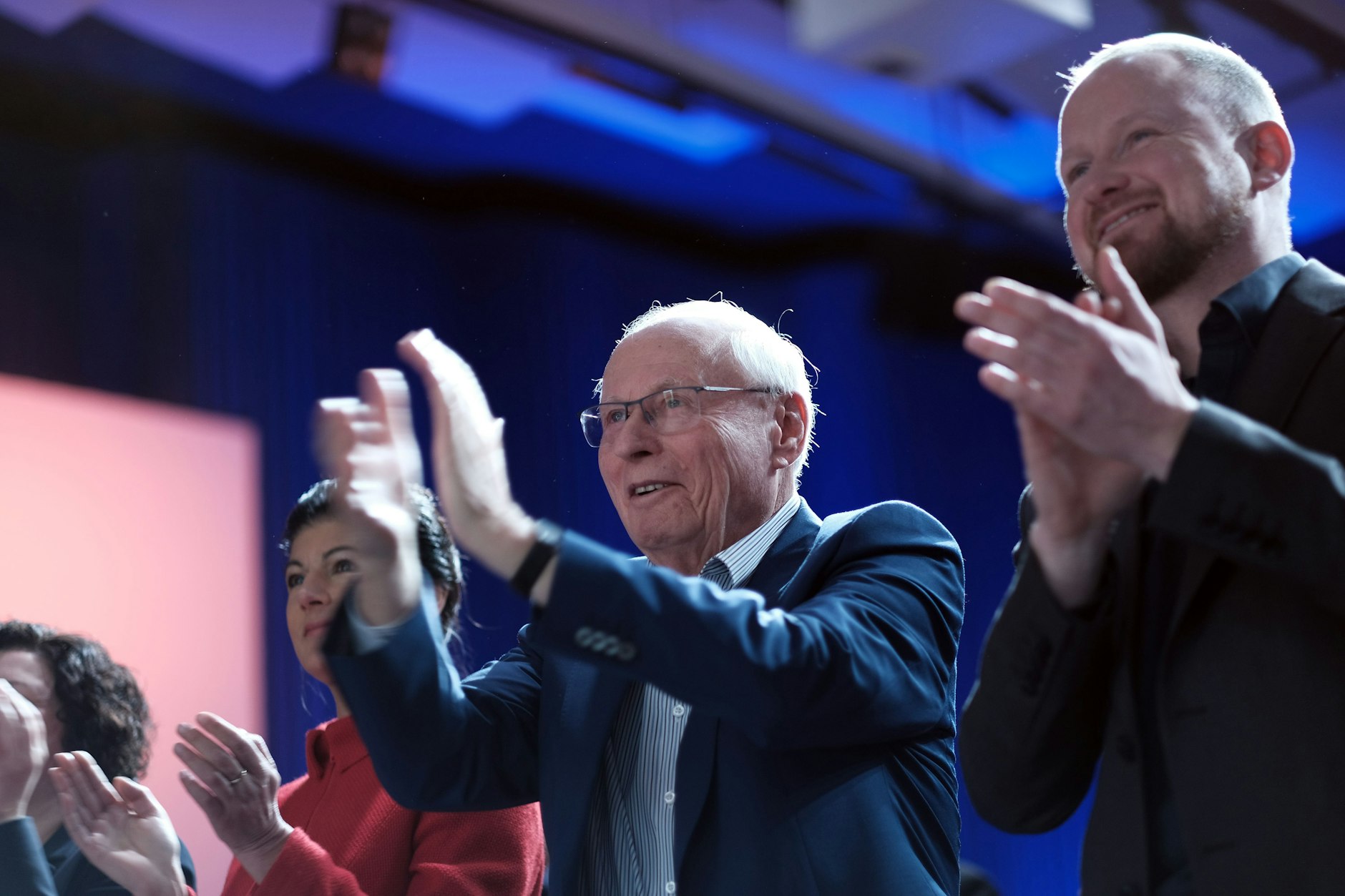 Oskar Lafontaine und Christian Leye applaudieren einem Redner.
