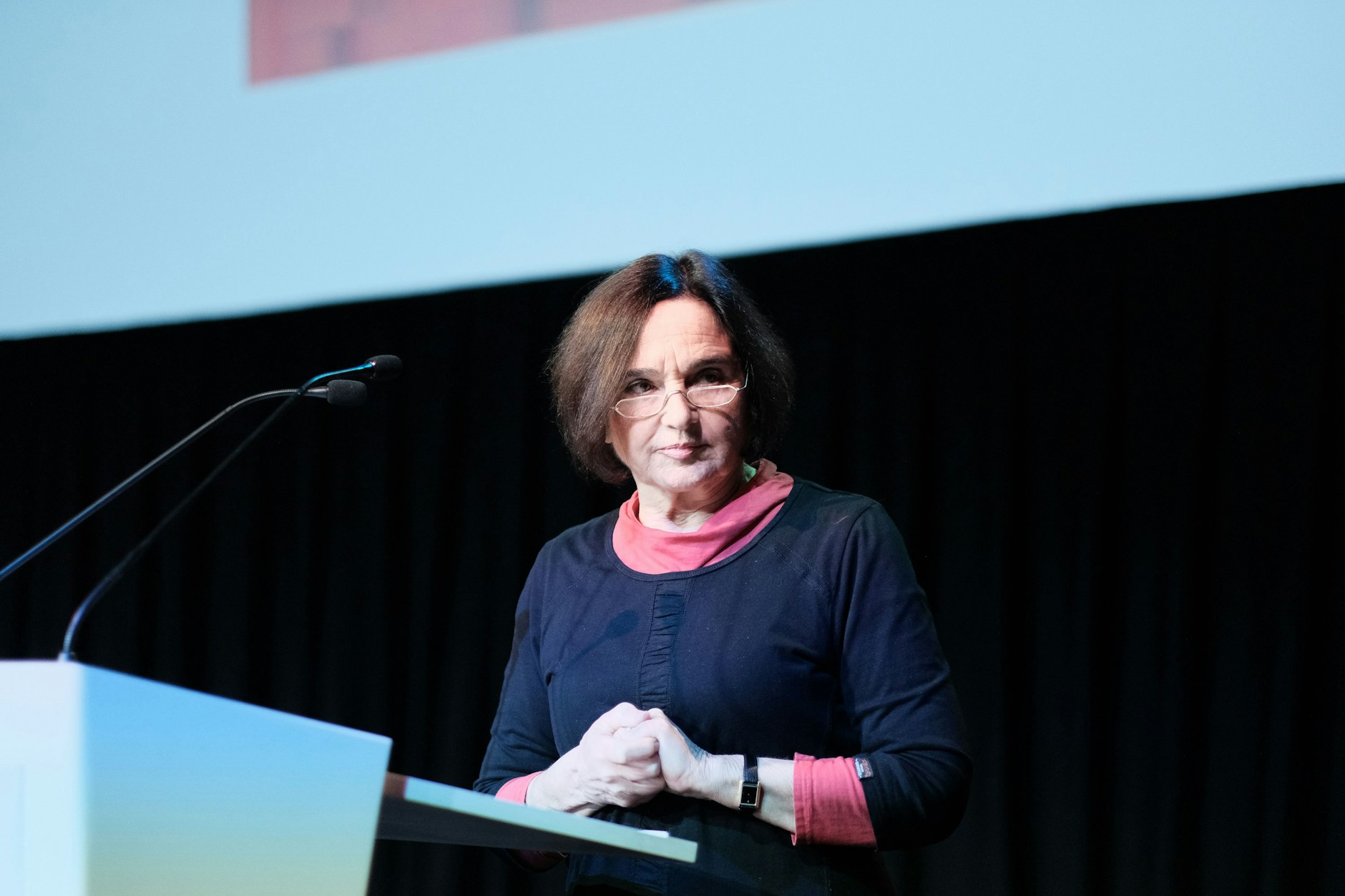 Daniela Dahn hält die Eröffnungsrede.