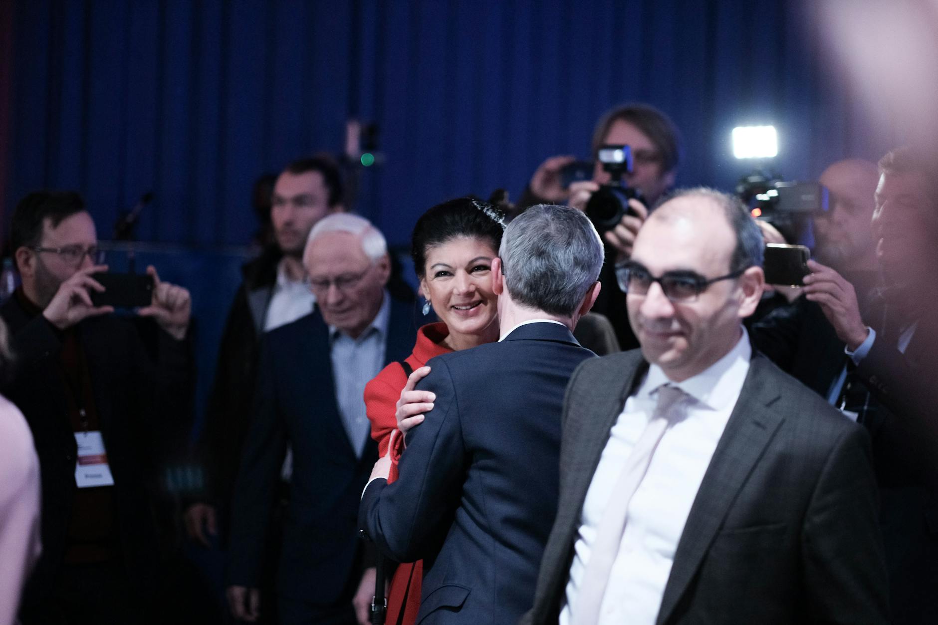 Sahra Wagenknecht wird von Parteifreunden begrüßt.