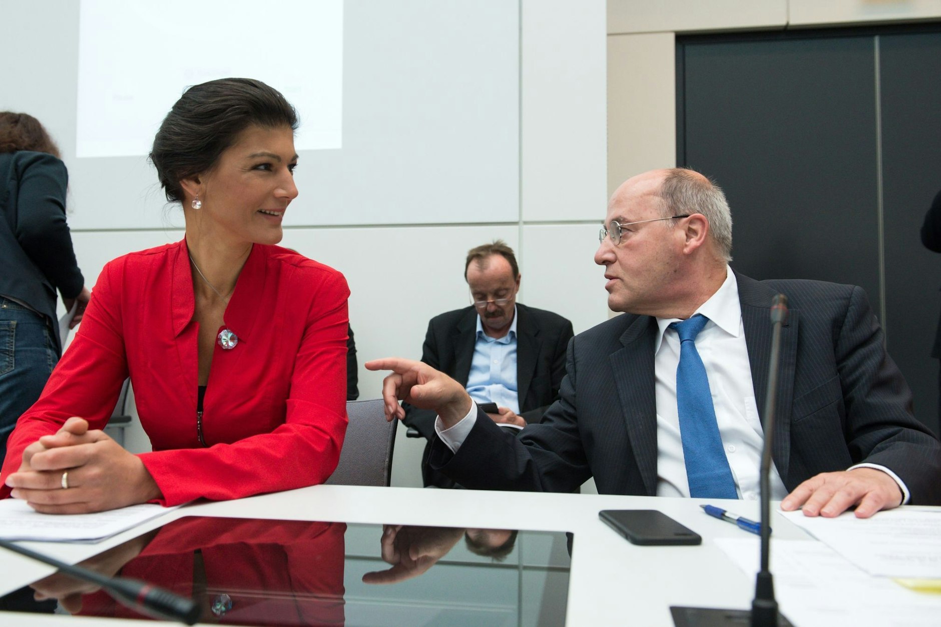 Ein Bild aus besseren, gemeinsamen Tagen: Gregor Gysi und Sahra Wagenknecht unterhalten sich bei einer Fraktionssitzung im Oktober 2015. 