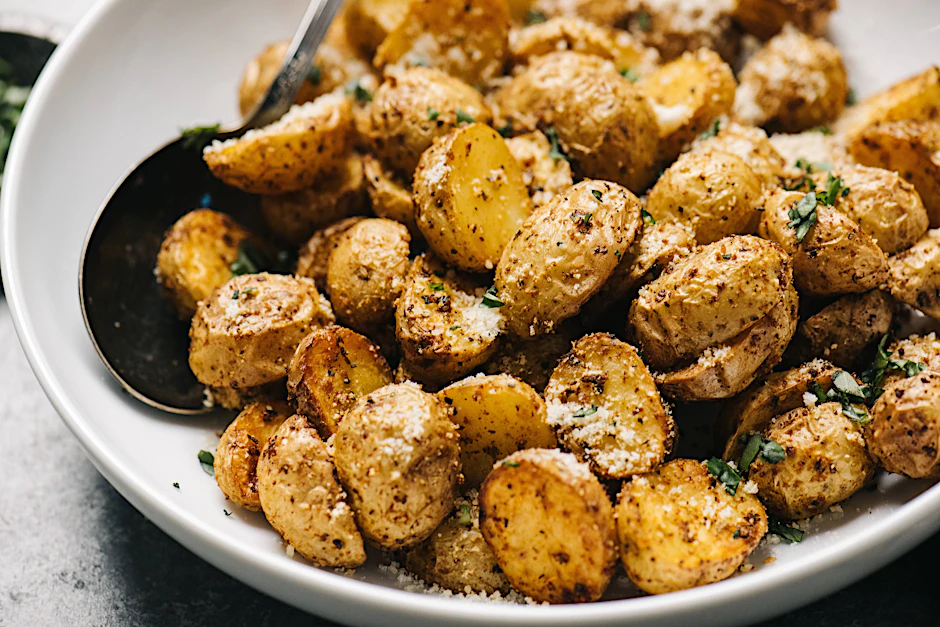 Dieses Rezept für Kartoffeln mit Knoblauch und Parmesan aus dem Ofen ist ein Hochgenuss - mit Dip eine echte Sensation zum Abendbrot!