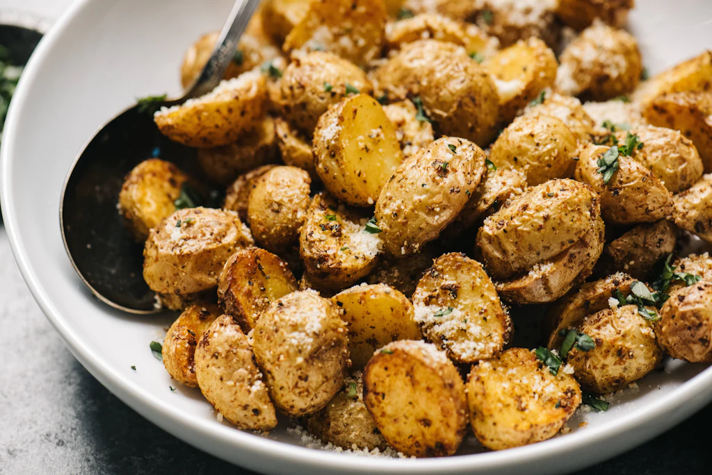 Geniales Rezept! Die besten Knoblauch-Kartoffeln mit Parmesan aus dem Ofen – schnell fertig