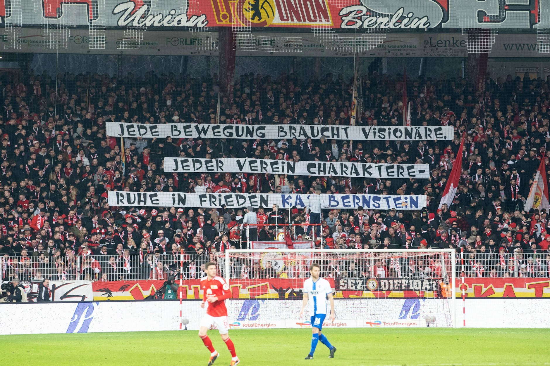 Die Fans des 1. FC Union würdigen während des Spiels gegen Darmstadt Kay Bernstein, den verstorbenen Präsidenten von Hertha BSC.