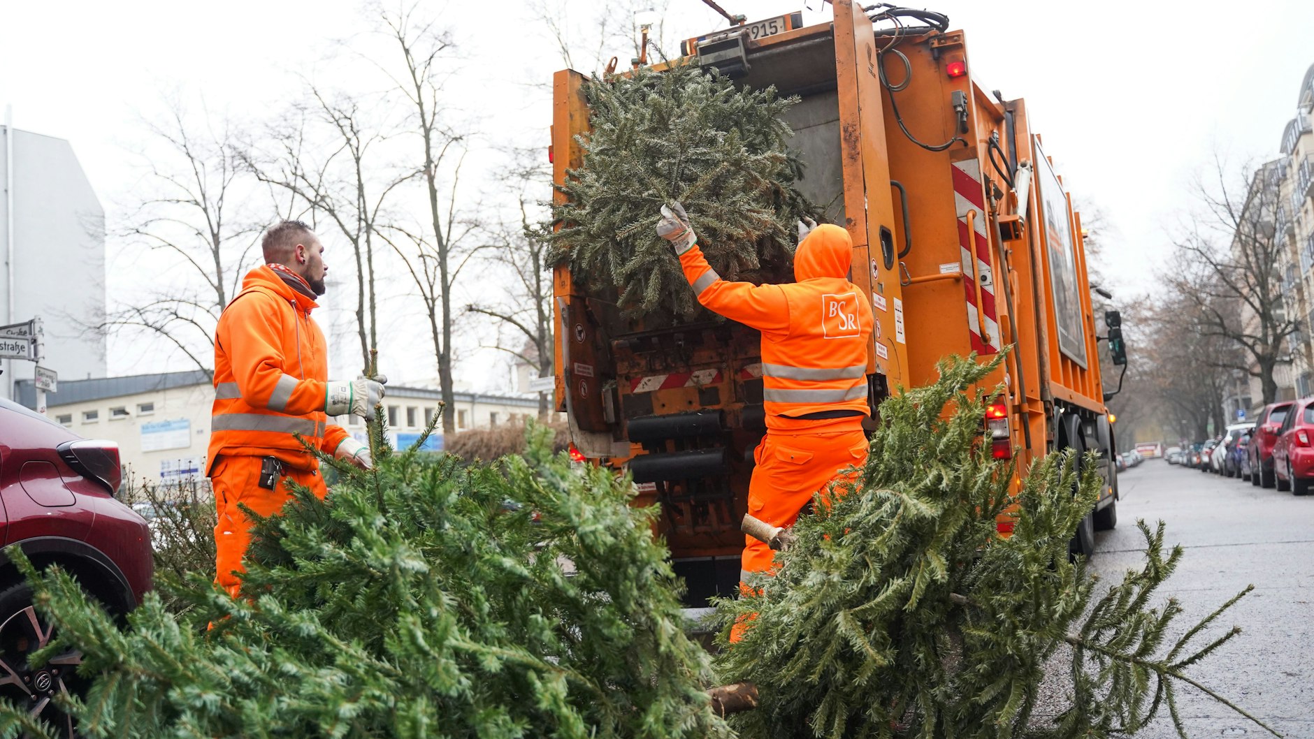 Die Mitarbeiter der BSR entsorgten auch in diesem Jahr die ausgedienten Weihnachtsbäume in Berlin.