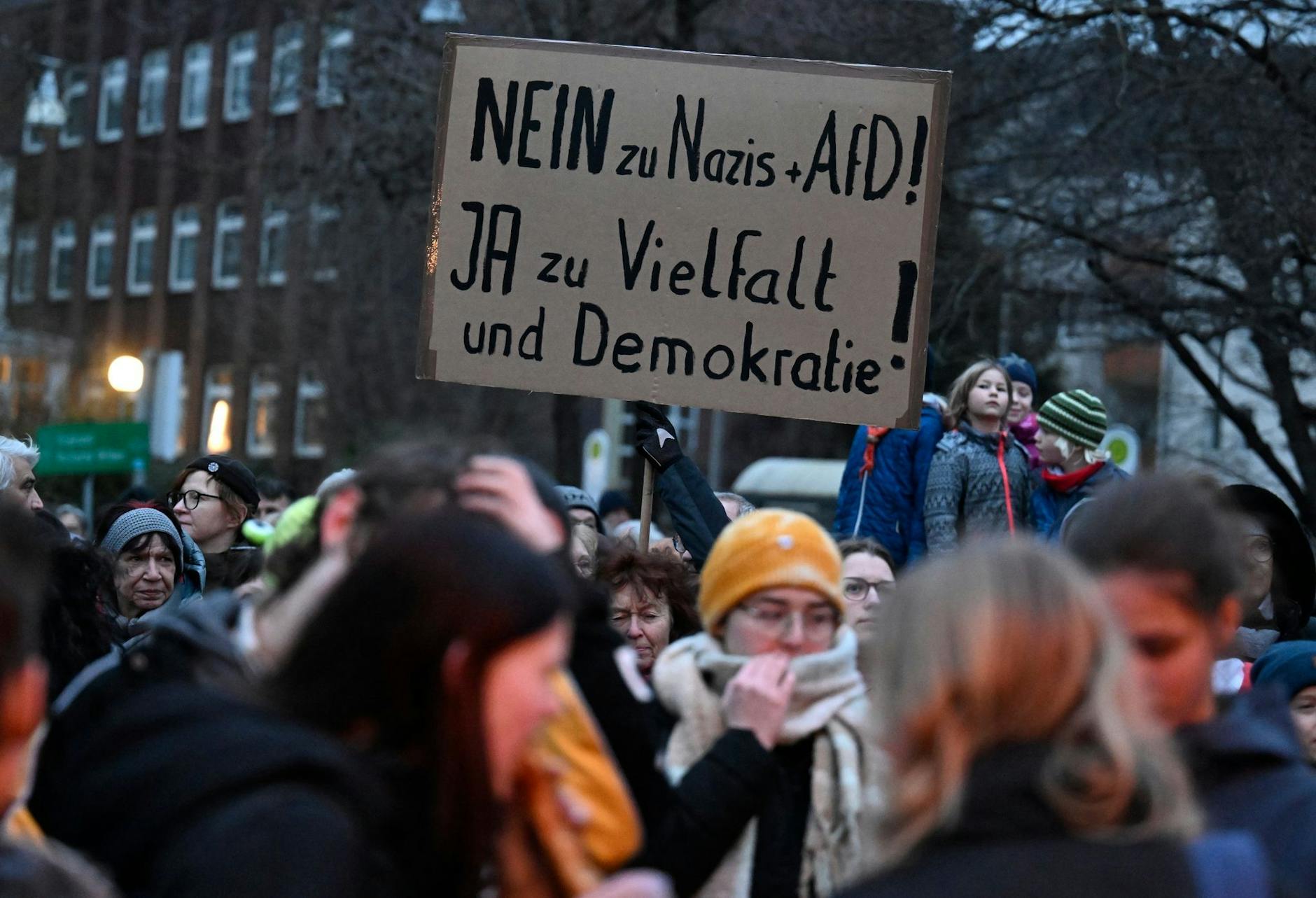 Bürger demonstrieren gegen Rechtsextremismus.