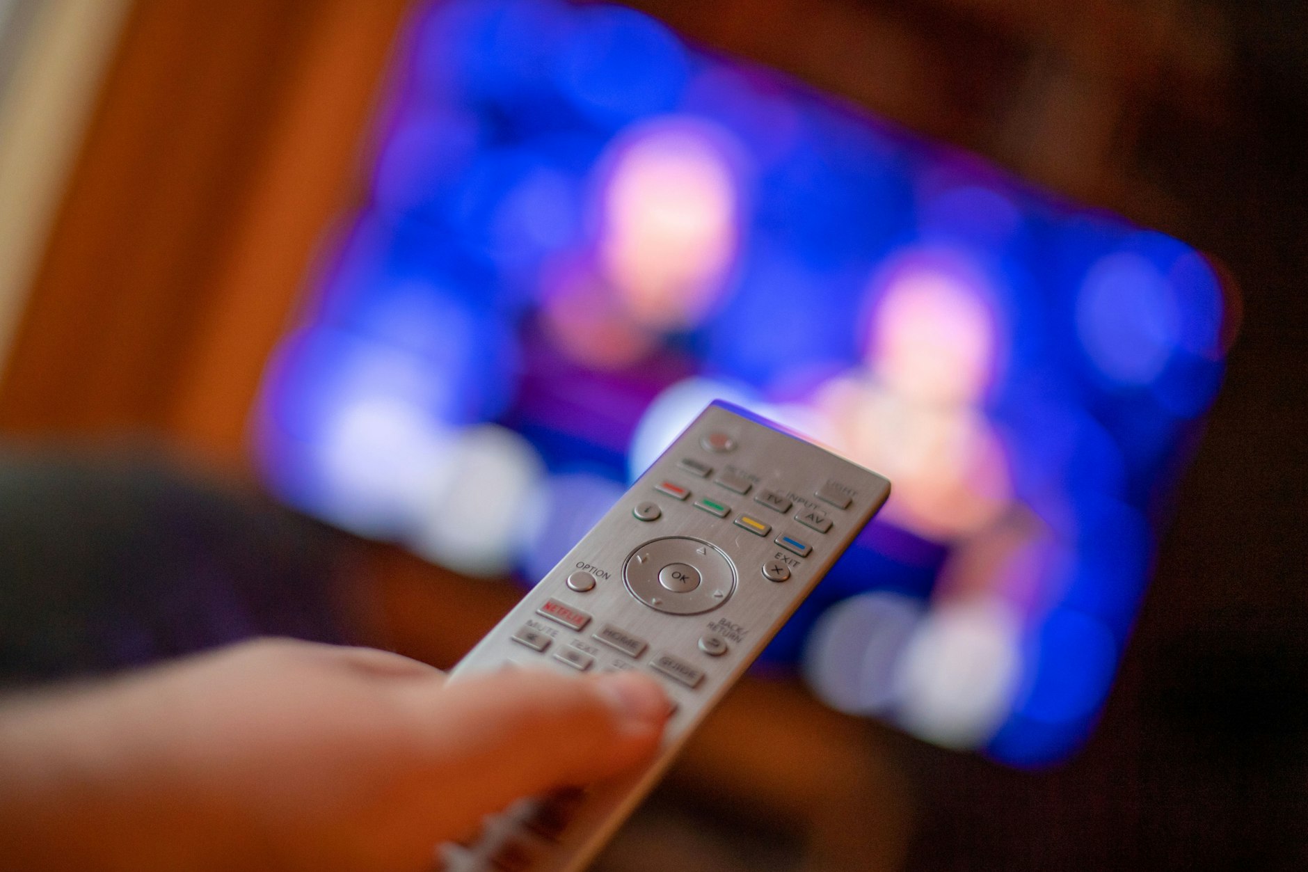 Eine Studie zeigt: Viele Menschen zwischen 55 und 75 Jahren sind sehr vertraut mit Smartphone, Messenger-Diensten und Online-Banking. Das Medium, mit dem sie am meisten Zeit verbringen, ist aber ein anderes. (Symbolbild)