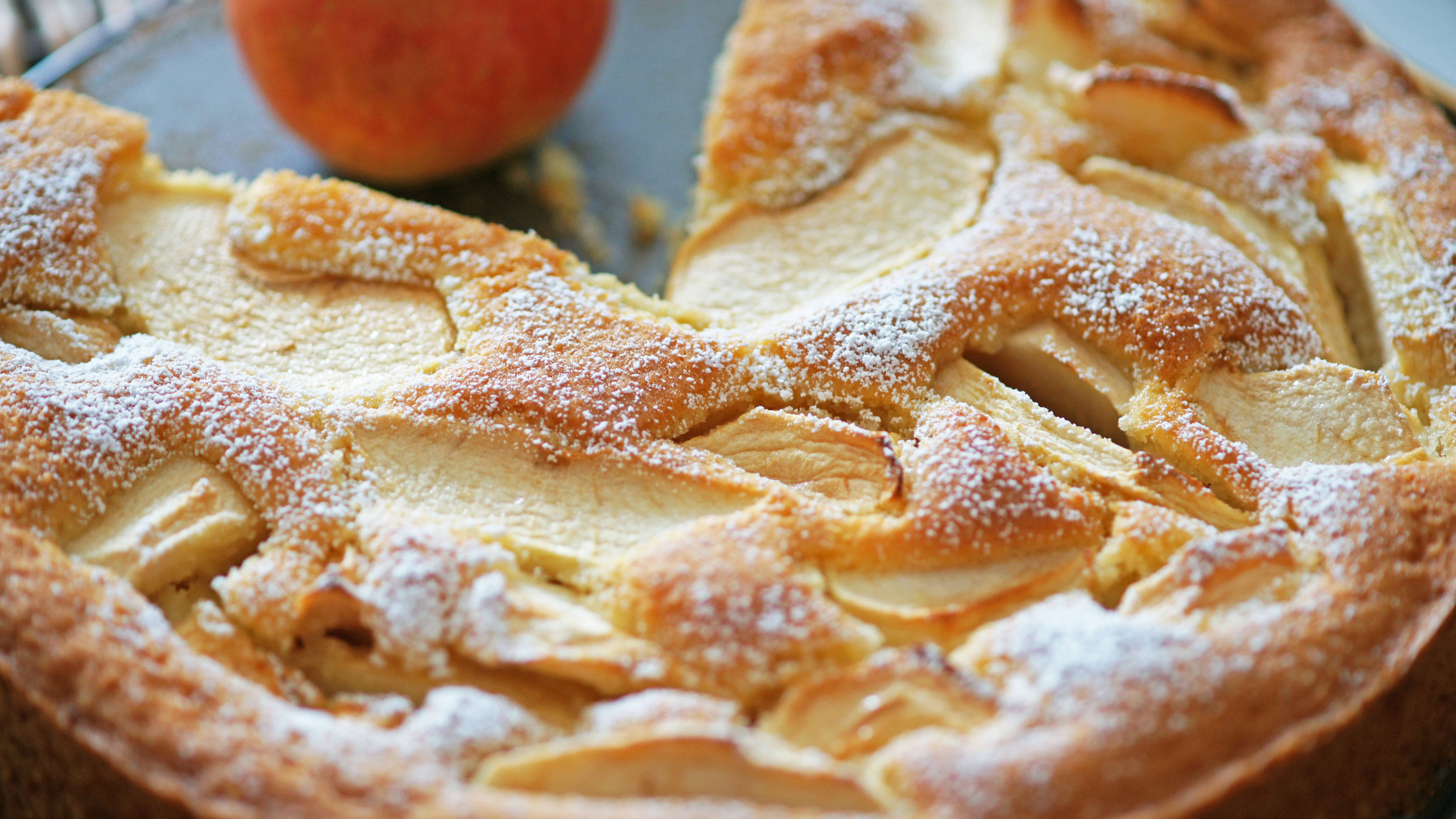Den leckeren Apfelkuchen können Sie nach dem Backen auch mit Puderzucker bestreuen. Das Rezept eignet sich auch gut, wenn Sie spontan einen Kuchen backen möchten.