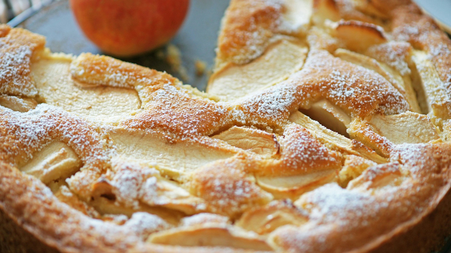 Den leckeren Apfelkuchen können Sie nach dem Backen auch mit Puderzucker bestreuen. Das Rezept eignet sich auch gut, wenn Sie spontan einen Kuchen backen möchten.