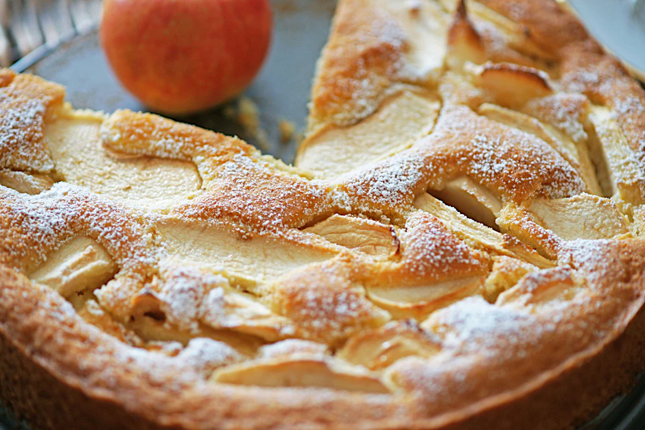 Den leckeren Apfelkuchen können Sie nach dem Backen auch mit Puderzucker bestreuen. Das Rezept eignet sich auch gut, wenn Sie spontan einen Kuchen backen möchten.