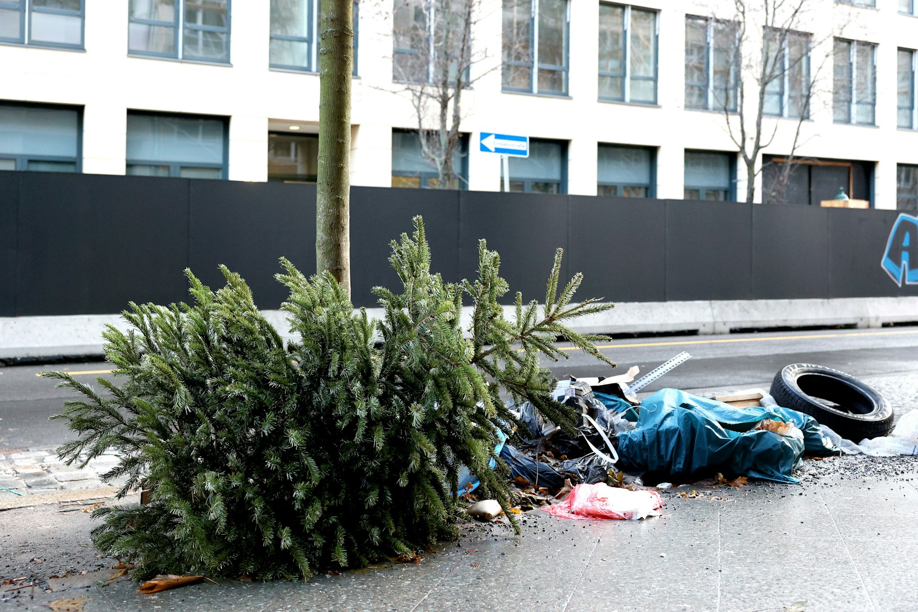 Noch immer liegen an vielen Ecken Berlins ausgediente Weihnachtsbäume an den Straßen.