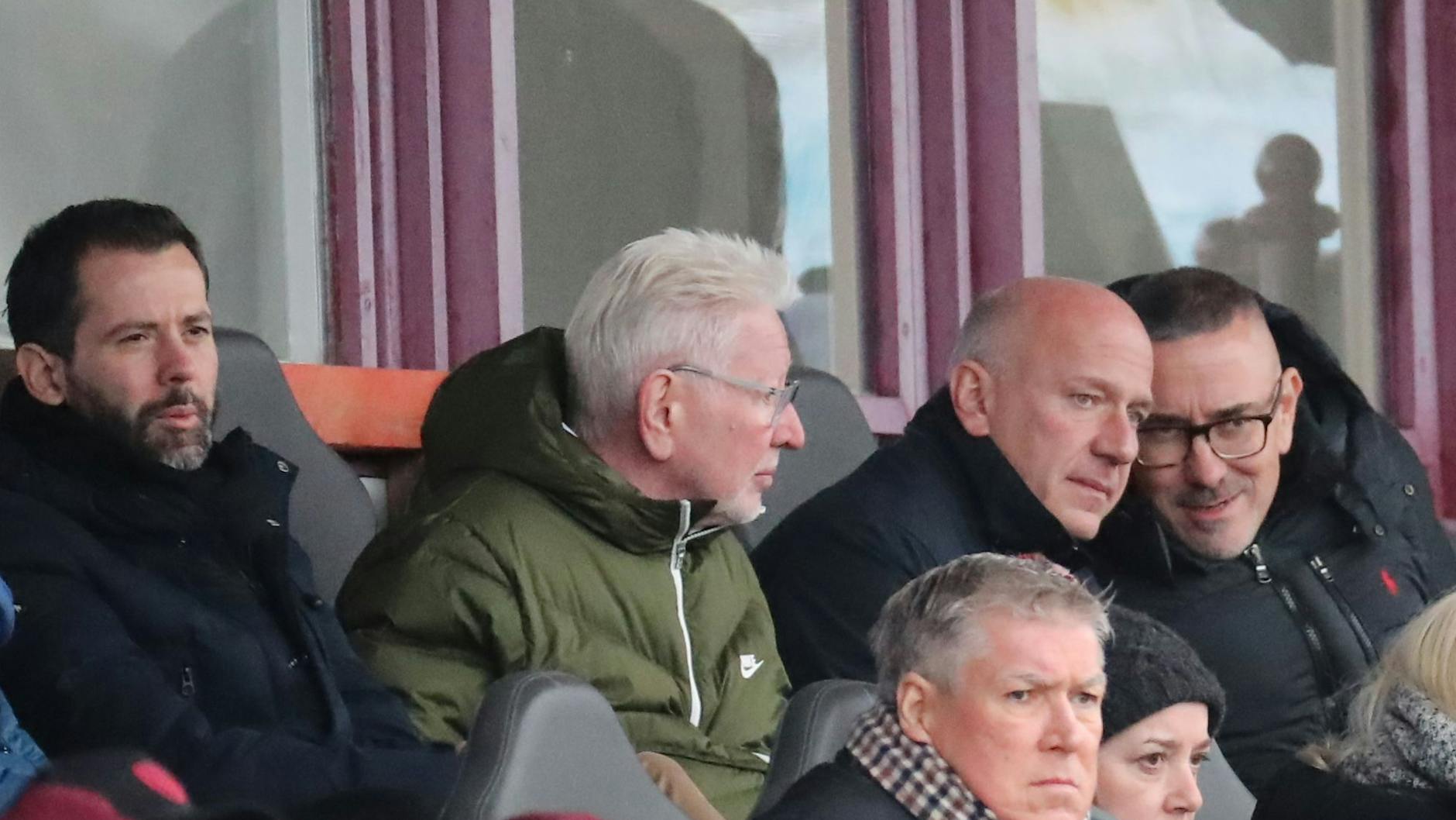Im November alle in einer Reihe und sich richtig nah im Sportforum beim Spiel des BFC Dynamo gegen Hansa Rostock II: (v. l.) CDU-Mann Martin Pätzold, BFC-Präsident Norbert Uhlig, Berlins Regierender Kai Wegner und BFC-Wirtschaftsratschef Peter Meyer.