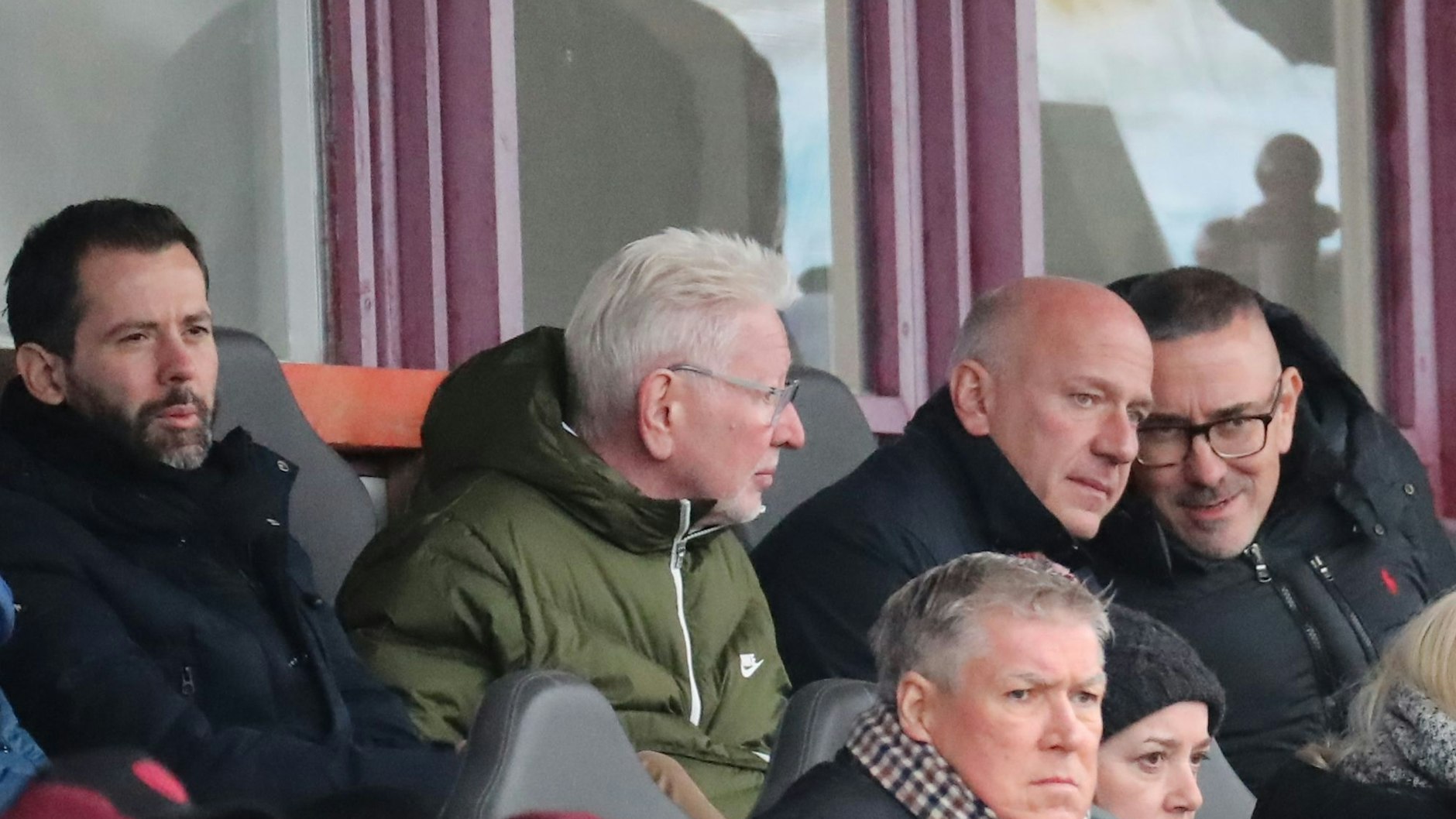 Im November alle in einer Reihe und sich richtig nah im Sportforum beim Spiel des BFC Dynamo gegen Hansa Rostock II: (v. l.) CDU-Mann Martin Pätzold, BFC-Präsident&nbsp; Norbert Uhlig, Berlins Regierender Kai Wegner und BFC-Wirtschaftsratschef Peter Meyer.