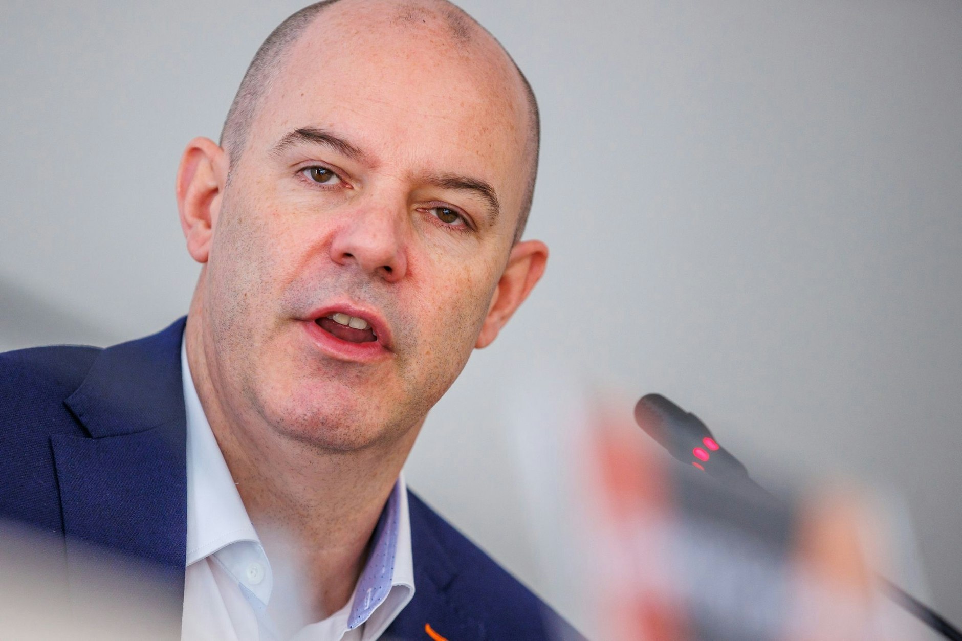 ARCHIV - Joel Banks, Trainer BR Volleys, spricht auf der Pressekonferenz.  