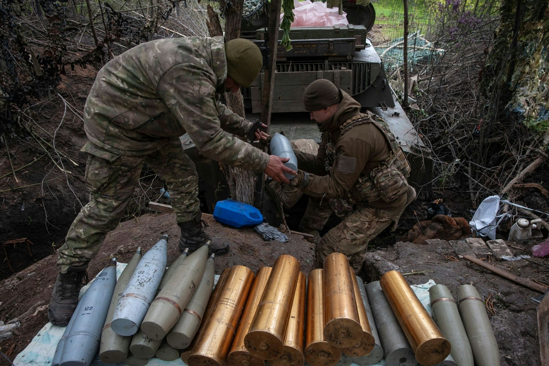 Ukrainische Soldaten bereiten Granaten vor. (Symbolbild)