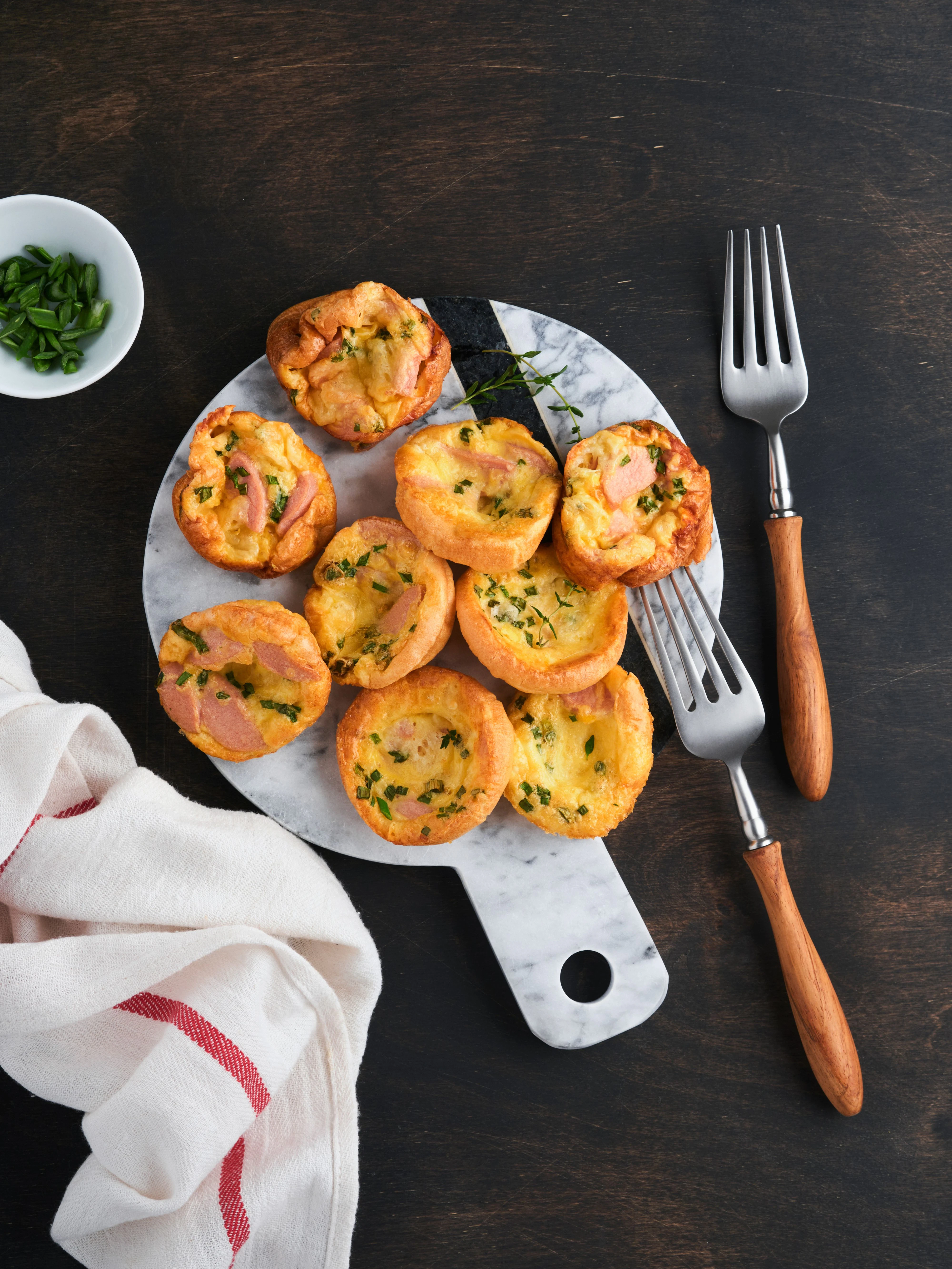 Die Rührei-Muffins können beliebig mit Zutaten ergänzt und verfeinert werden - das Rezept dient nur als Basis.