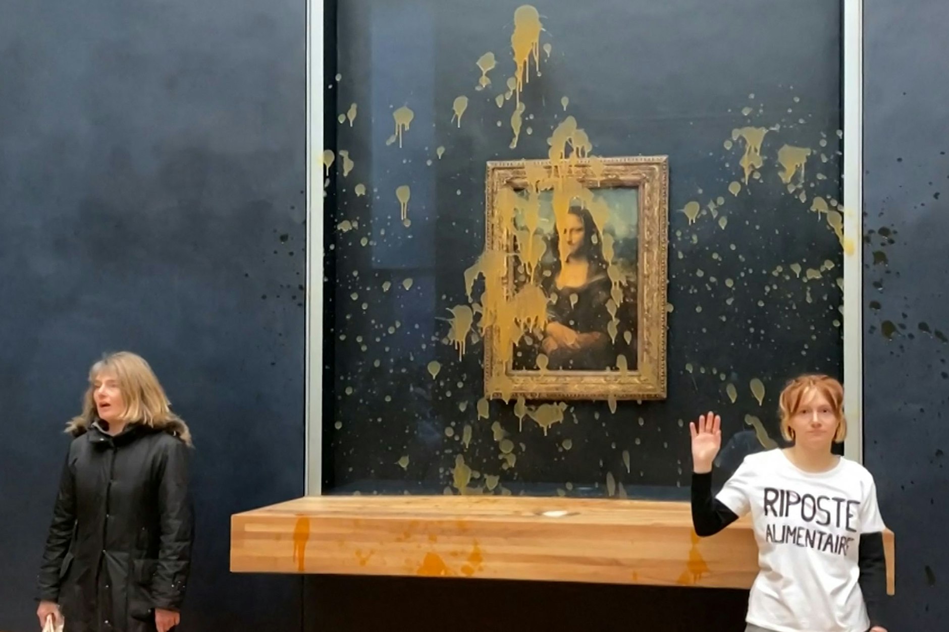 Suppenkasper-Protestaktion im Louvre in Paris. Leonardo da Vincis „Mona Lisa“ wurde mit Suppe beworfen.