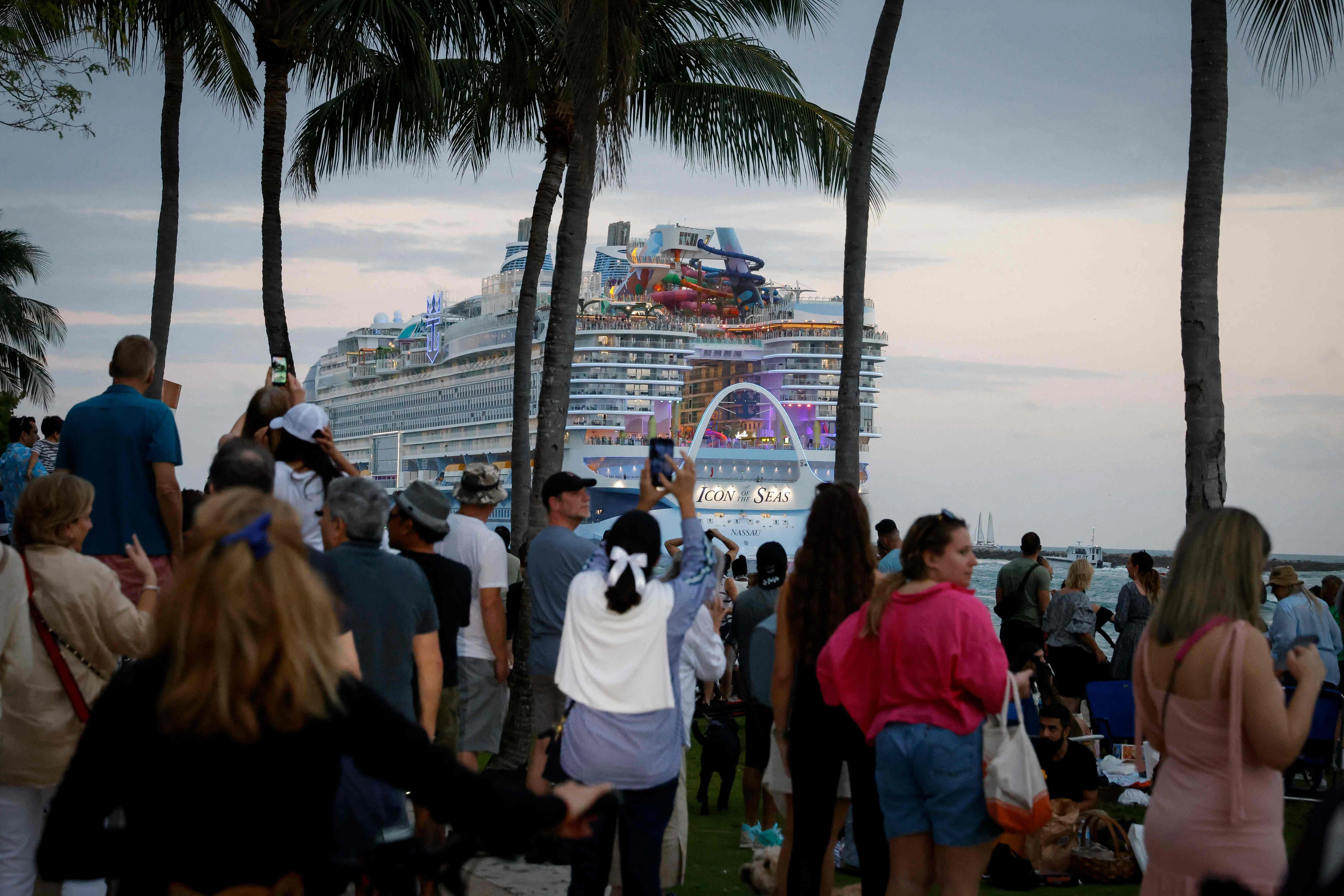 Touristenattraktion: Menschen schauen zu, wie das weltgrößte Kreuzfahrtschiff den Hafen von Miami verlässt.