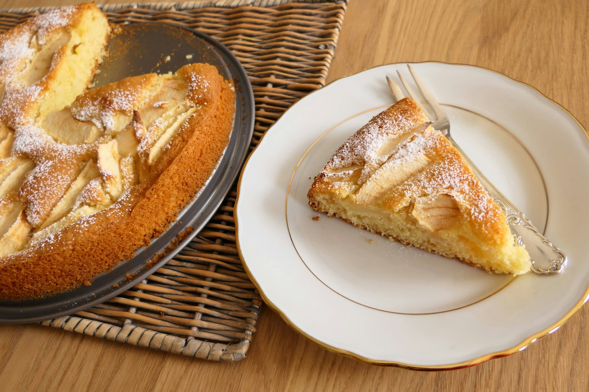 Schmeckt warm und kalt, pur oder mit etwas Schlagsahne oder Vanilleeis: Dieses Rezept für Apfelkuchen ist ein echter Klassiker!