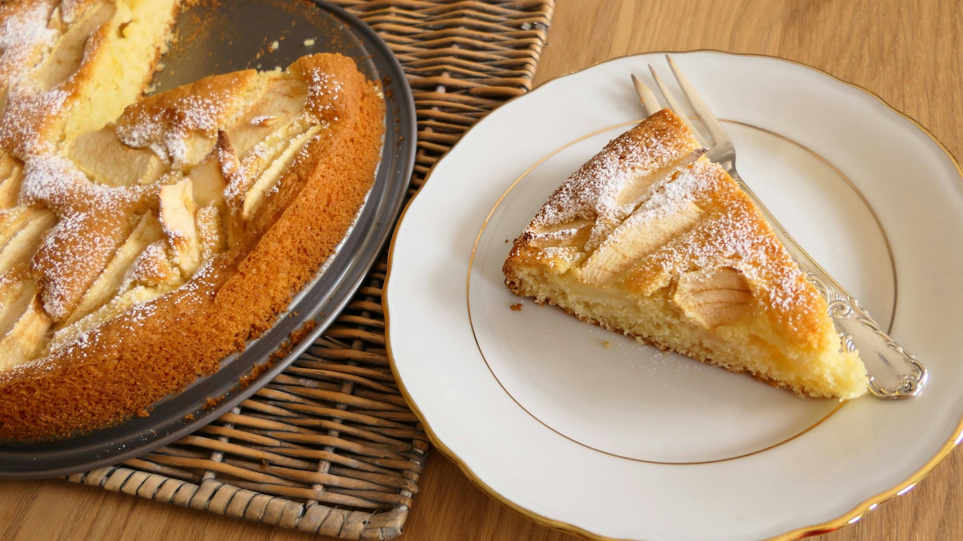 Schmeckt warm und kalt, pur - oder mit etwas Schlagsahne oder Vanilleeis: Dieses Rezept für Apfelkuchen ist ein echter Klassiker!