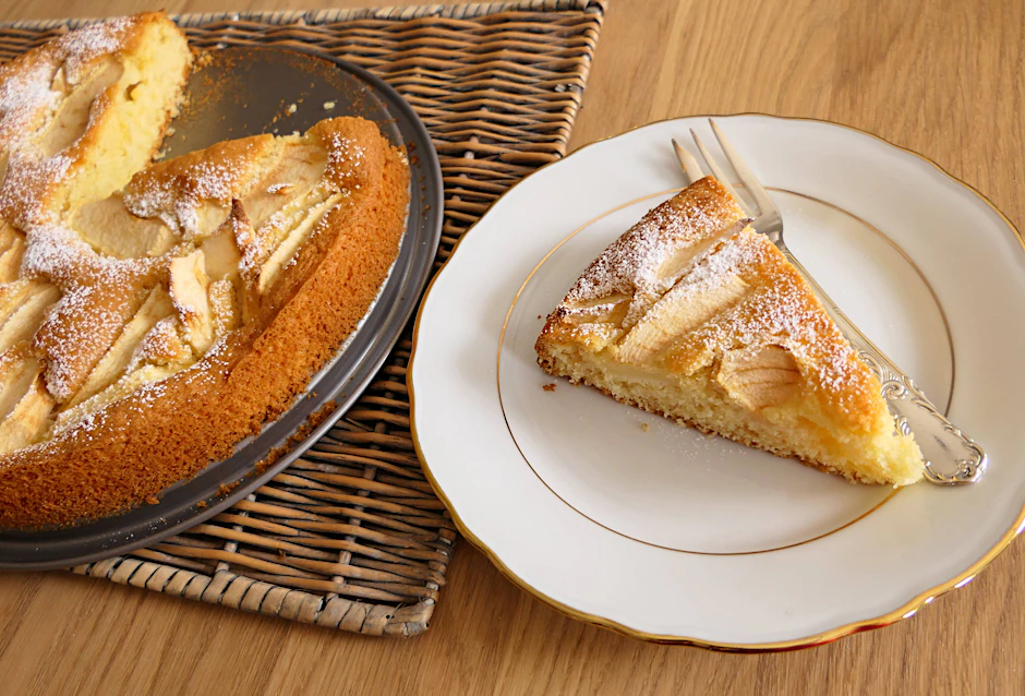Schmeckt warm und kalt, pur oder mit etwas Schlagsahne oder Vanilleeis: Dieses Rezept für Apfelkuchen ist ein echter Klassiker!