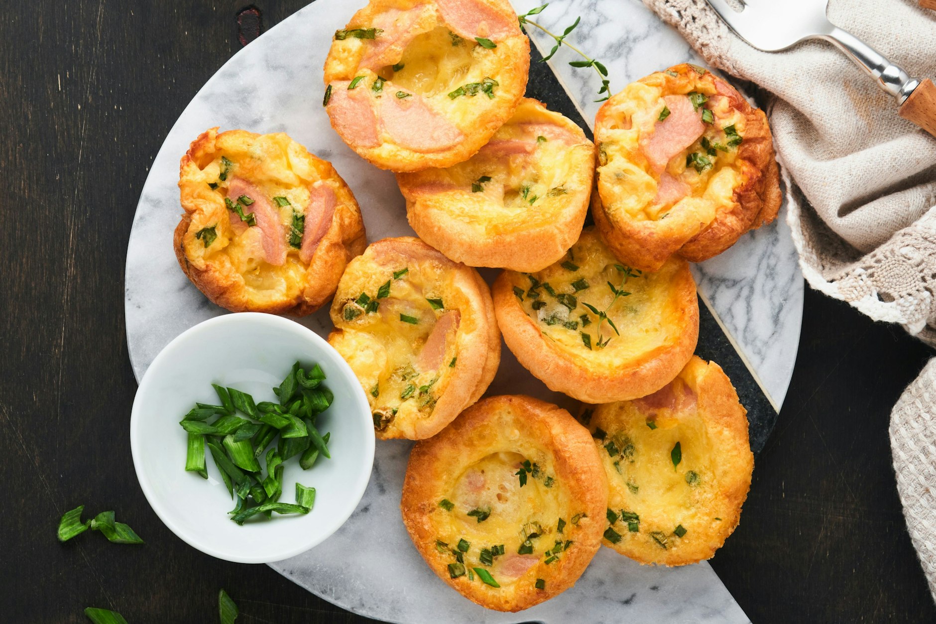 Diese Rührei-Muffins sind schnell gemacht und schmecken zum Frühstück einfach wunderbar. Das Rezept kann außerdem beliebig variiert werden.