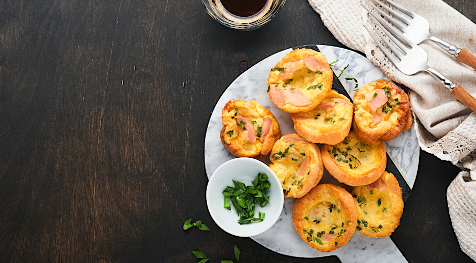Diese Rührei-Muffins sind schnell gemacht und schmecken zum Frühstück einfach wunderbar. Das Rezept kann außerdem beliebig variiert werden.