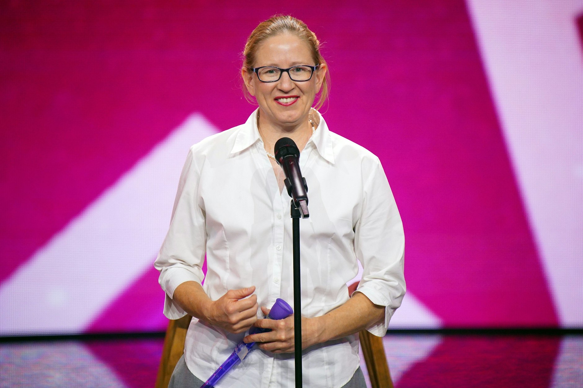 Beatrice McQueef trat beim Supertalent mit ihrer Flöte auf - nur benutzt sie nicht den Mund, sondern ein anderes Körperteil zum Spielen.