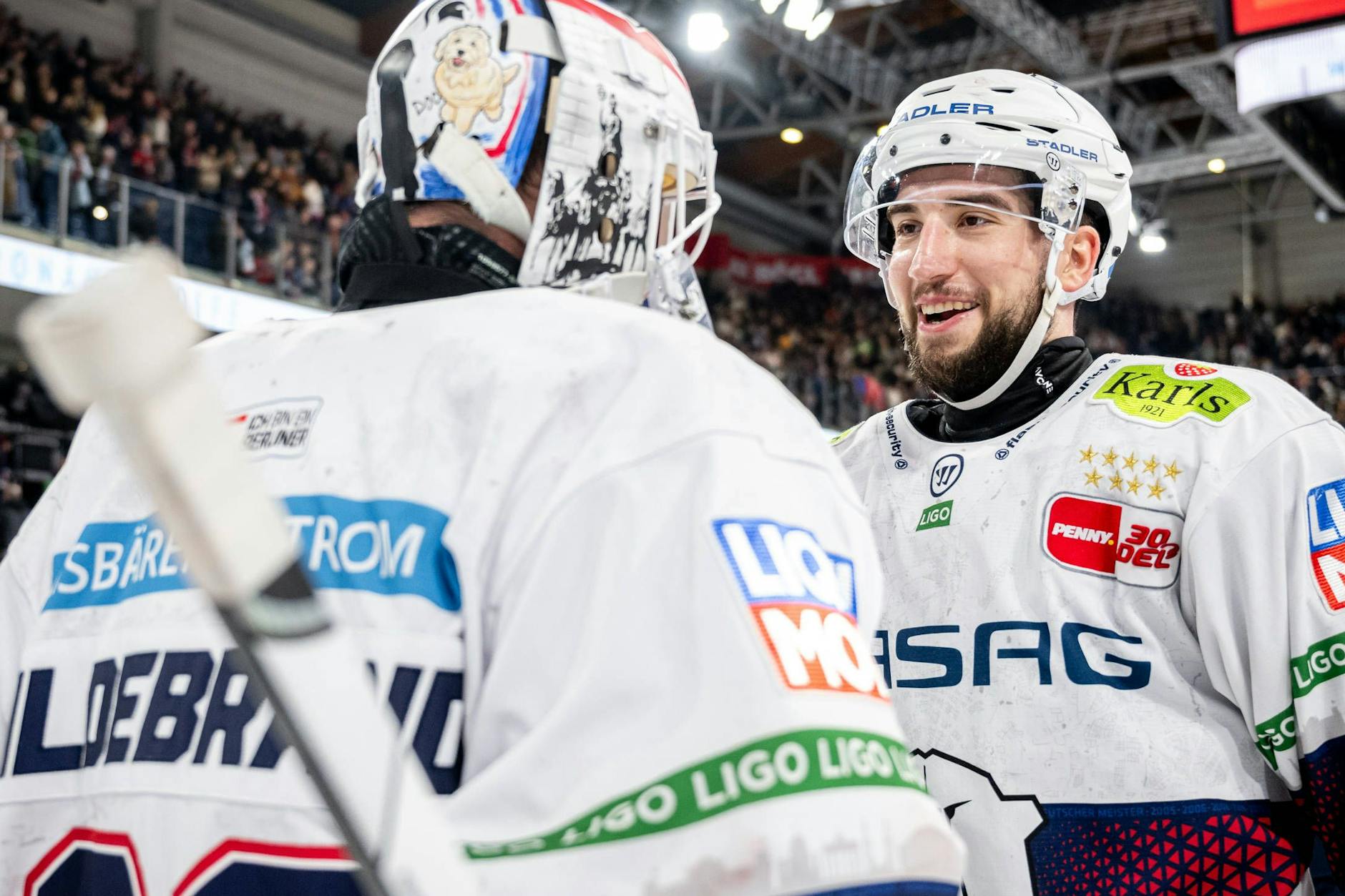 Zwei, die in Nürnberg zu den Sieg-Garanten für die Eisbären Berlin zählen: Torwart Jake Hildebrand (l.) und Doppel-Torschütze Tobi Eder.