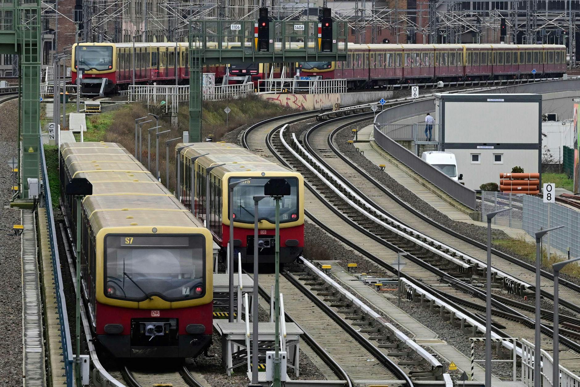Noch stehen sie. Aber ab Montag rollen die Züge der Berliner S-Bahn wieder.
