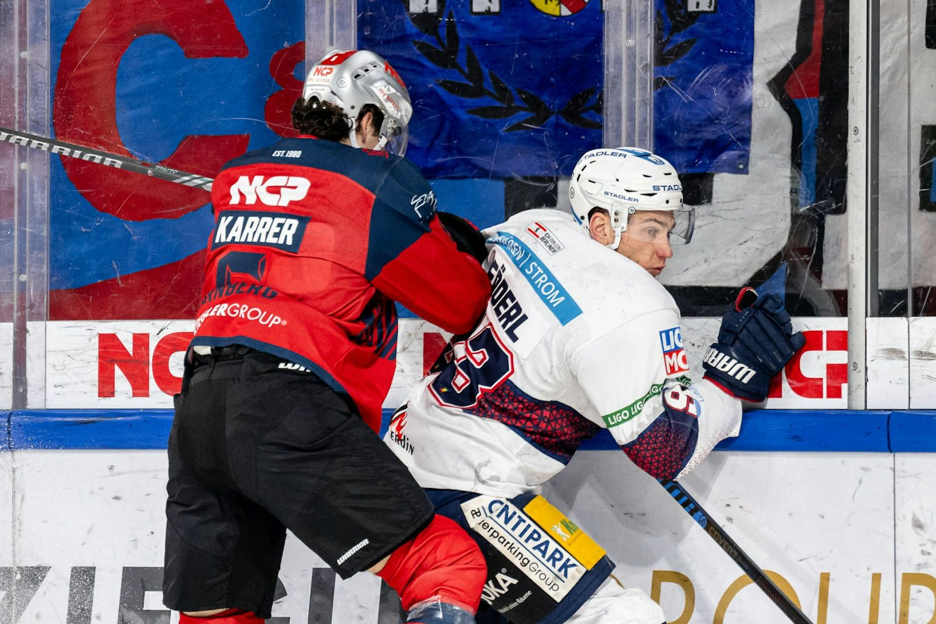 Lässt sich von Nürnbergs Julius Karrer kurz mal festmachen, aber nicht stoppen: Eisbär Leo Pföderl.