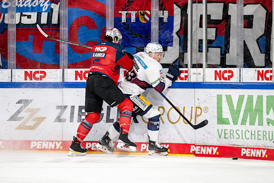 Lässt sich von Nürnbergs Julius Karrer kurz mal festmachen, aber nicht stoppen: Eisbär Leo Pföderl.