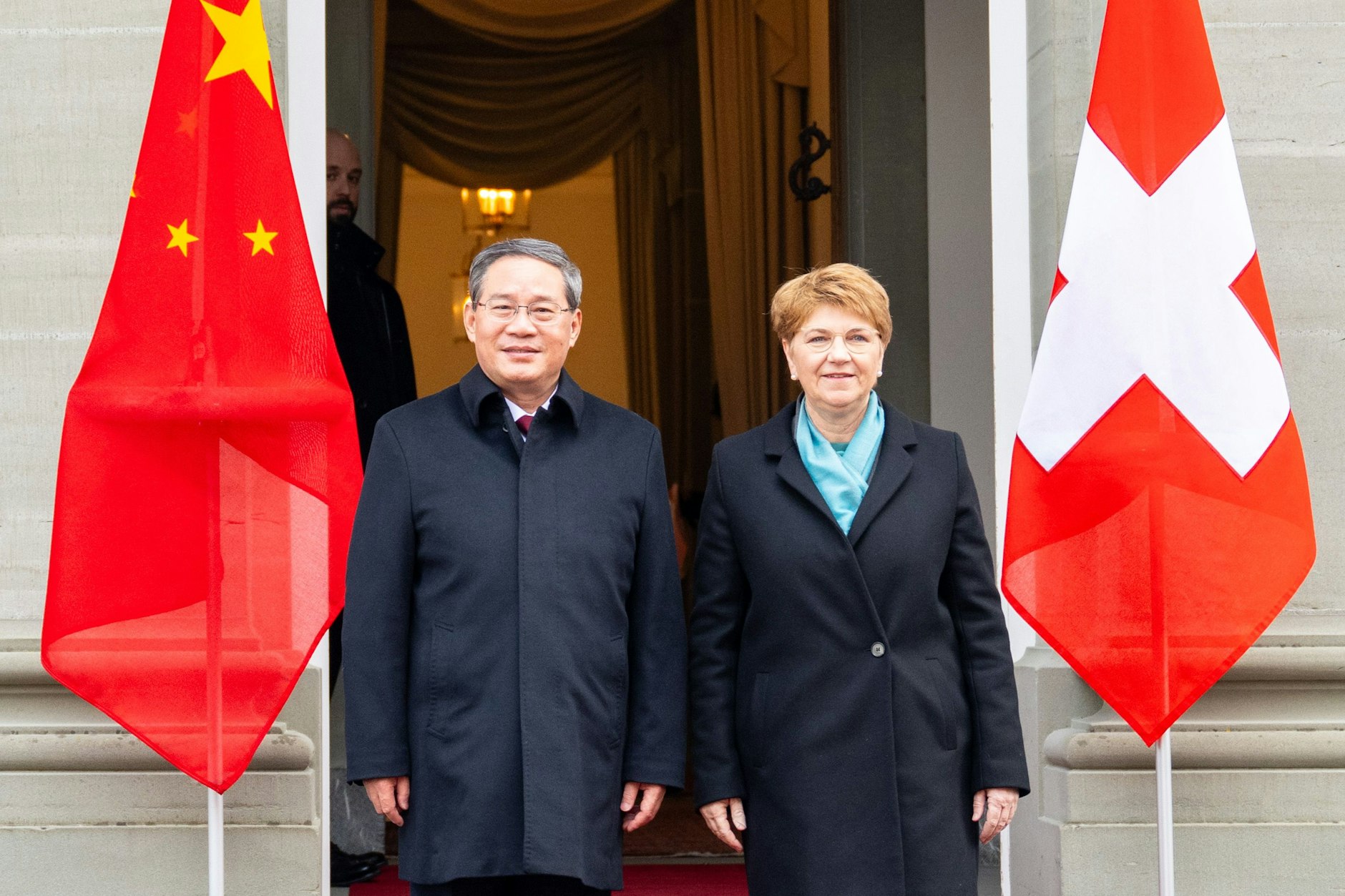 Was steckt hinter den offiziellen Beziehungen? Li Qiang, Ministerpräsident von China, mit Viola Amherd, Bundespräsidentin der Schweiz.