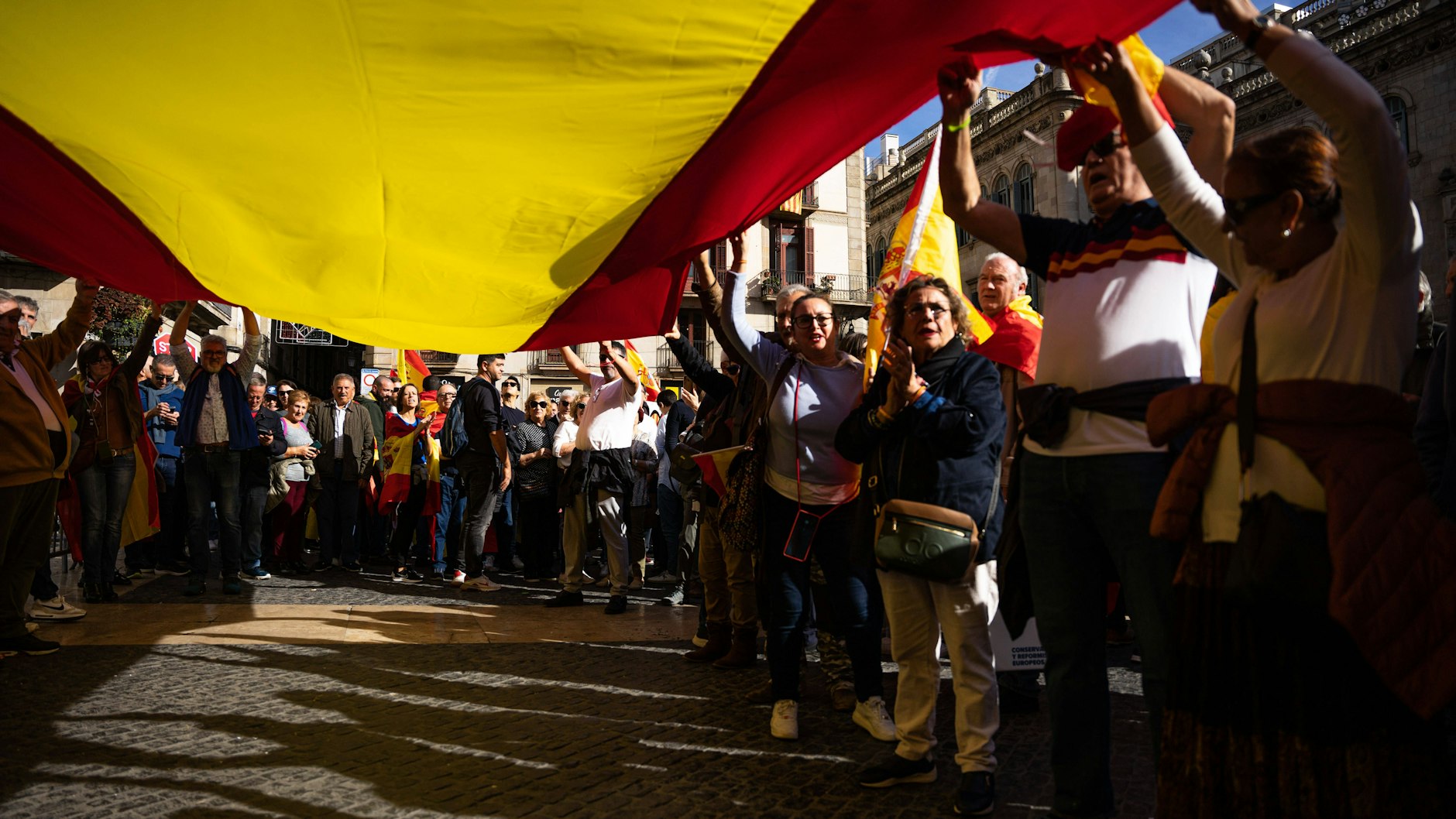 In vielen spanischen Städten gibt es immer wieder Proteste gegen die Amnestie für die katalanischen Separatisten – und auch von deren Befürwortern.