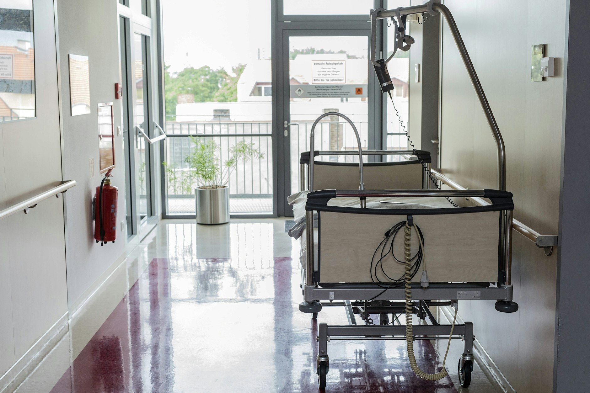 Ein leeres Krankenhausbett steht im Flur. Immer mehr jüngere sterben an Darmkrebs.&nbsp;