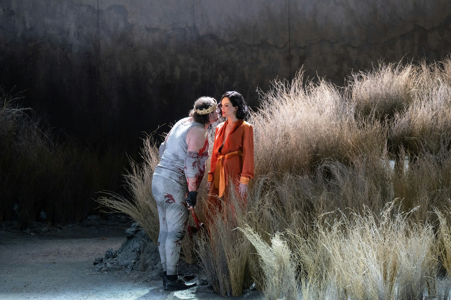 Szene aus „Der goldene Hahn“ an der Komischen Oper mit König Dodon und der Königin von Schemacha (Alexander Roslavets und Kseniia Proshina)